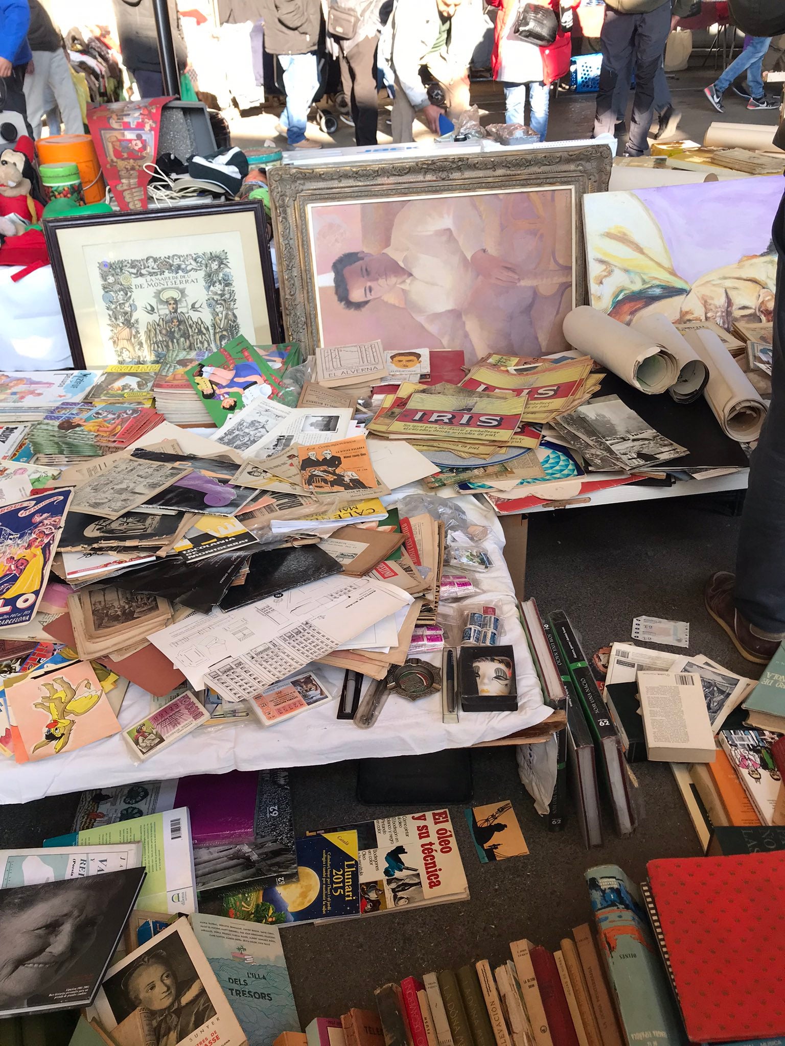 Objetos diversos de Luis Racionero que ninotaire Kap encontró en una parada del mercado de los Encantos / Kap
