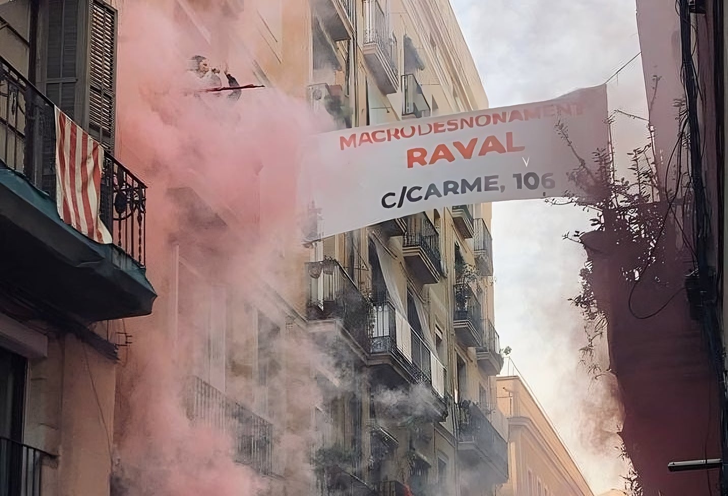 Centenars de persones s'han reunit al Raval per intentar aturar quatre desnonaments | Sindicat Habitatge Raval