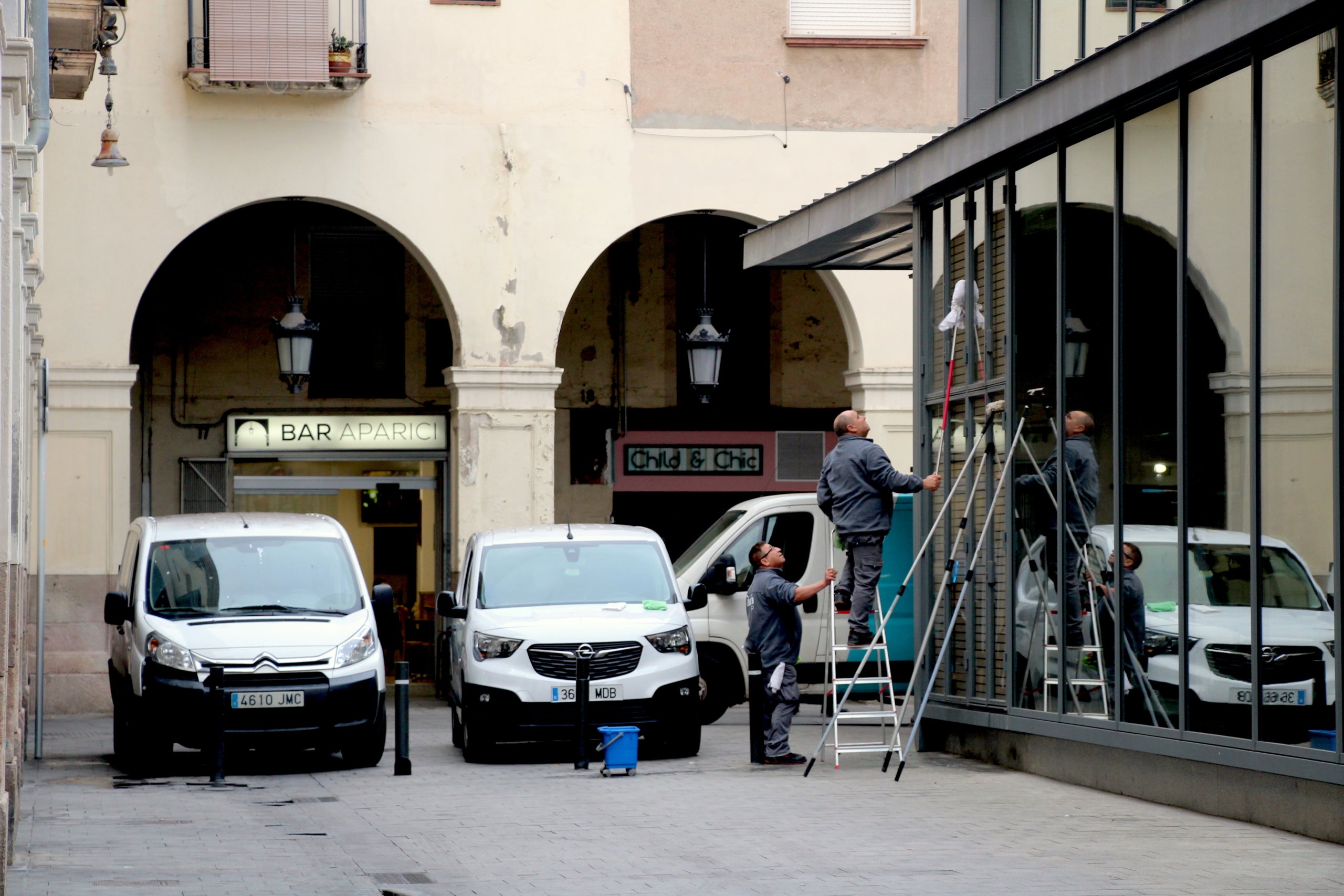 L'acumulació de vehicles al voltant del mercat ha esdevingut un problema | Gabriel González