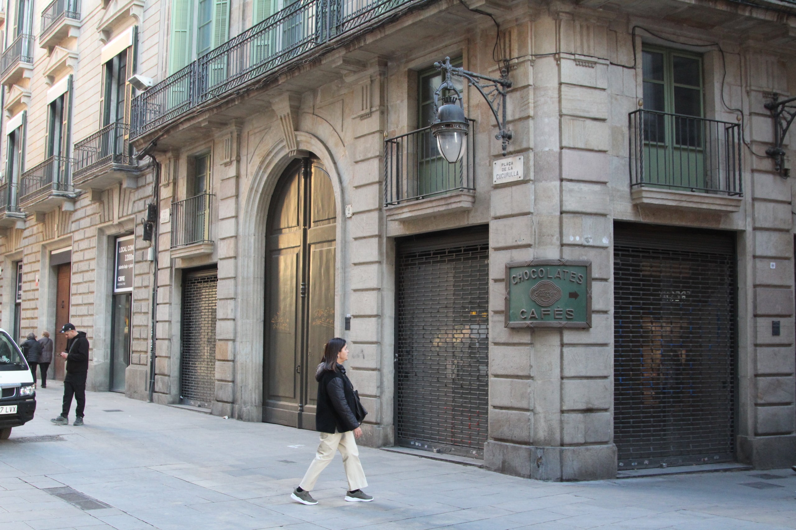 Façana exterior actual de la Casa Cornet, on durant més de 60 anys va estar ubicada la Filatèlia Numismàtica A. Monge / A.R.