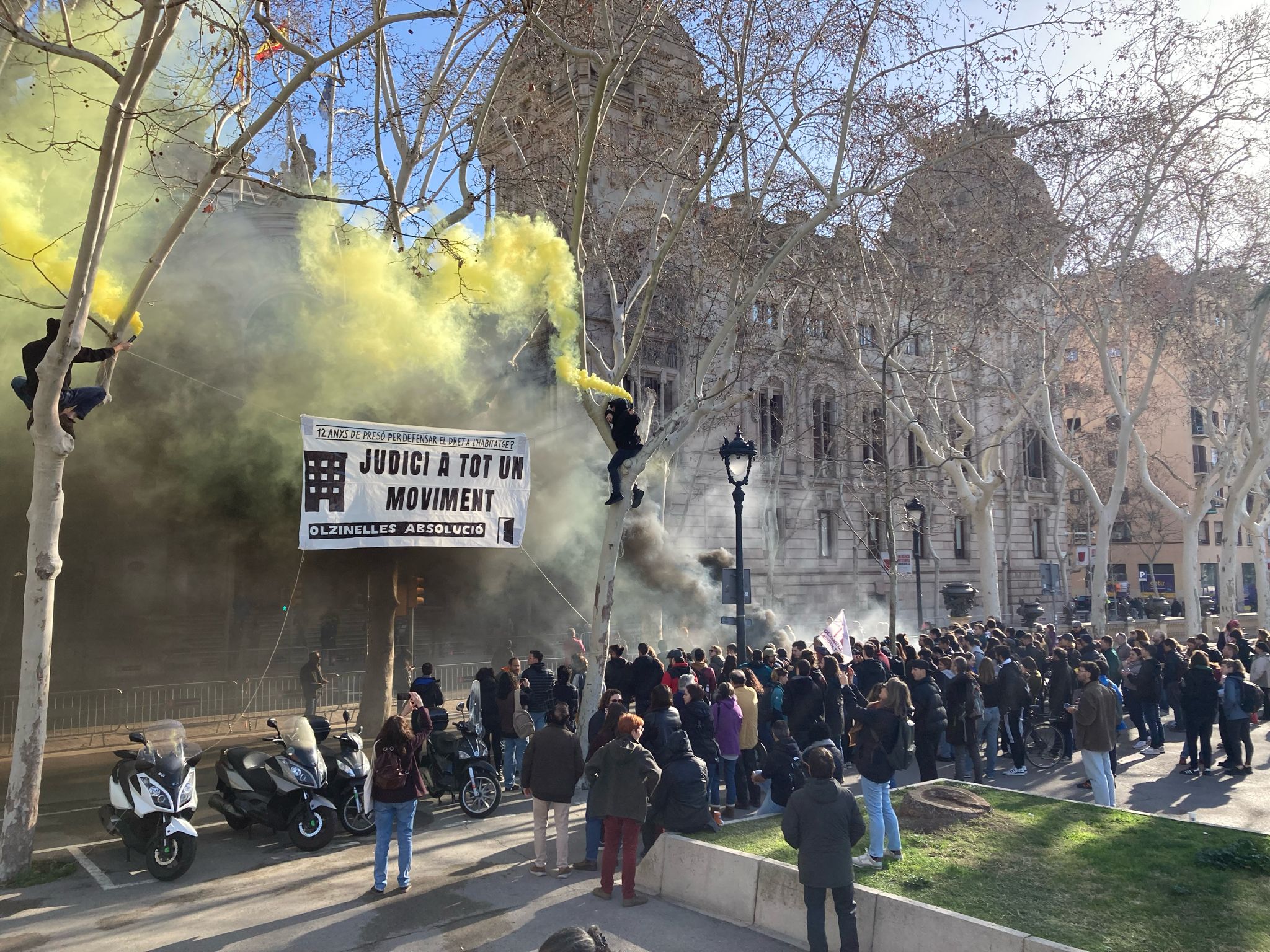 Un moment de la concentració de suport del passat mes de febrer als dos encausats celebrada davant d'Audiència de Barcelona / Olzinelles Absolució