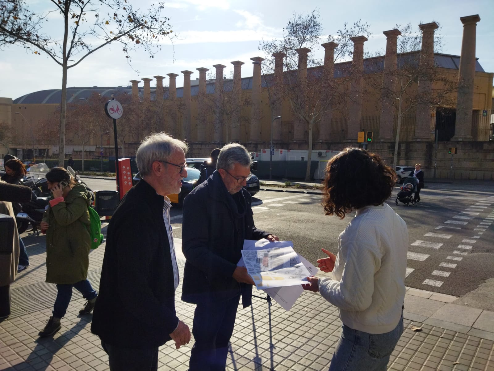 Representants de la plataforma Salvem el Parc de Joan Miró, davant del pavelló 2 de Fira de Barcelona JORDI SUBIRANA