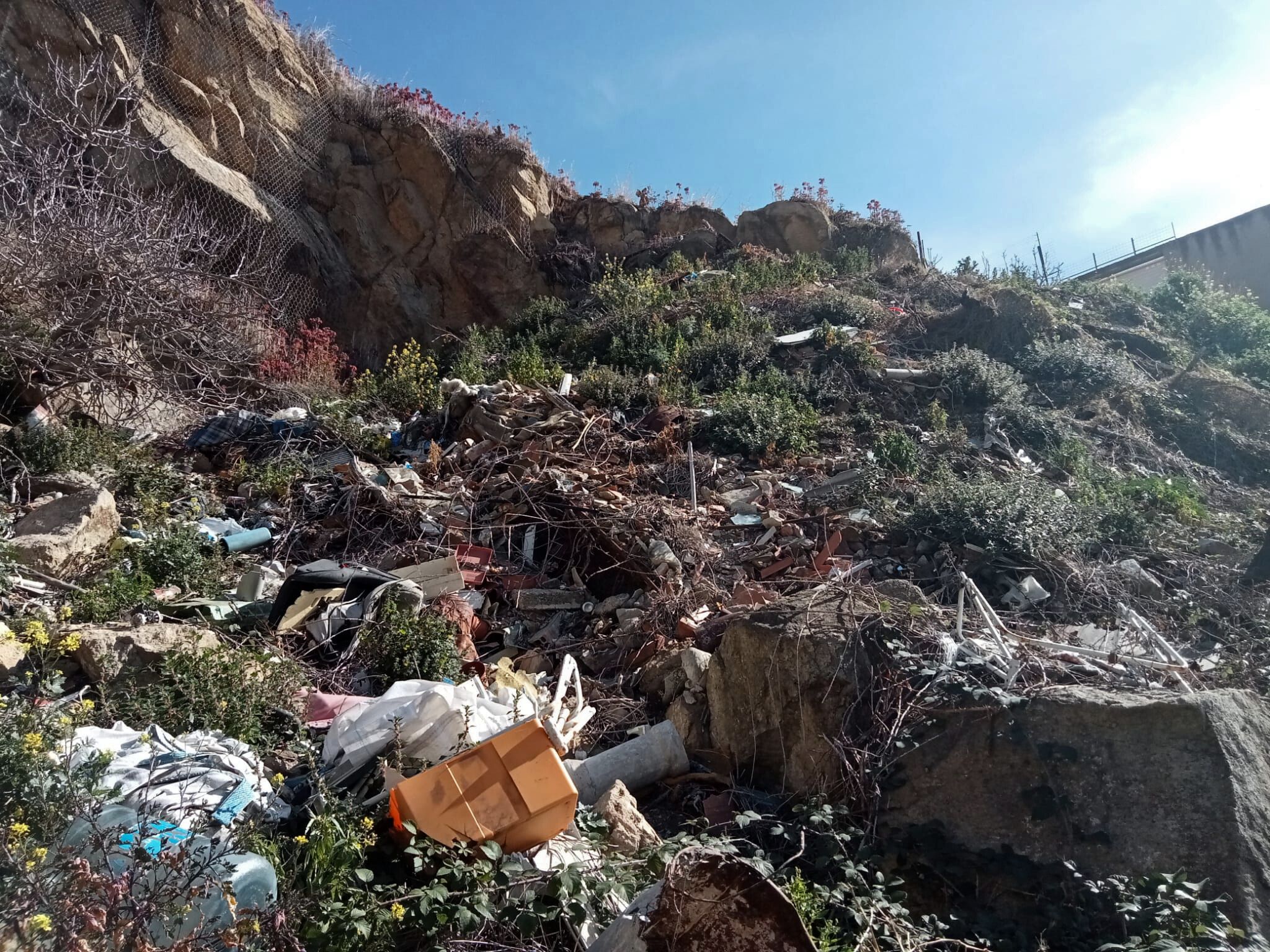 L'abocador que es troba a tocar d'uns habitatges del barri de Roquetes / A.L.