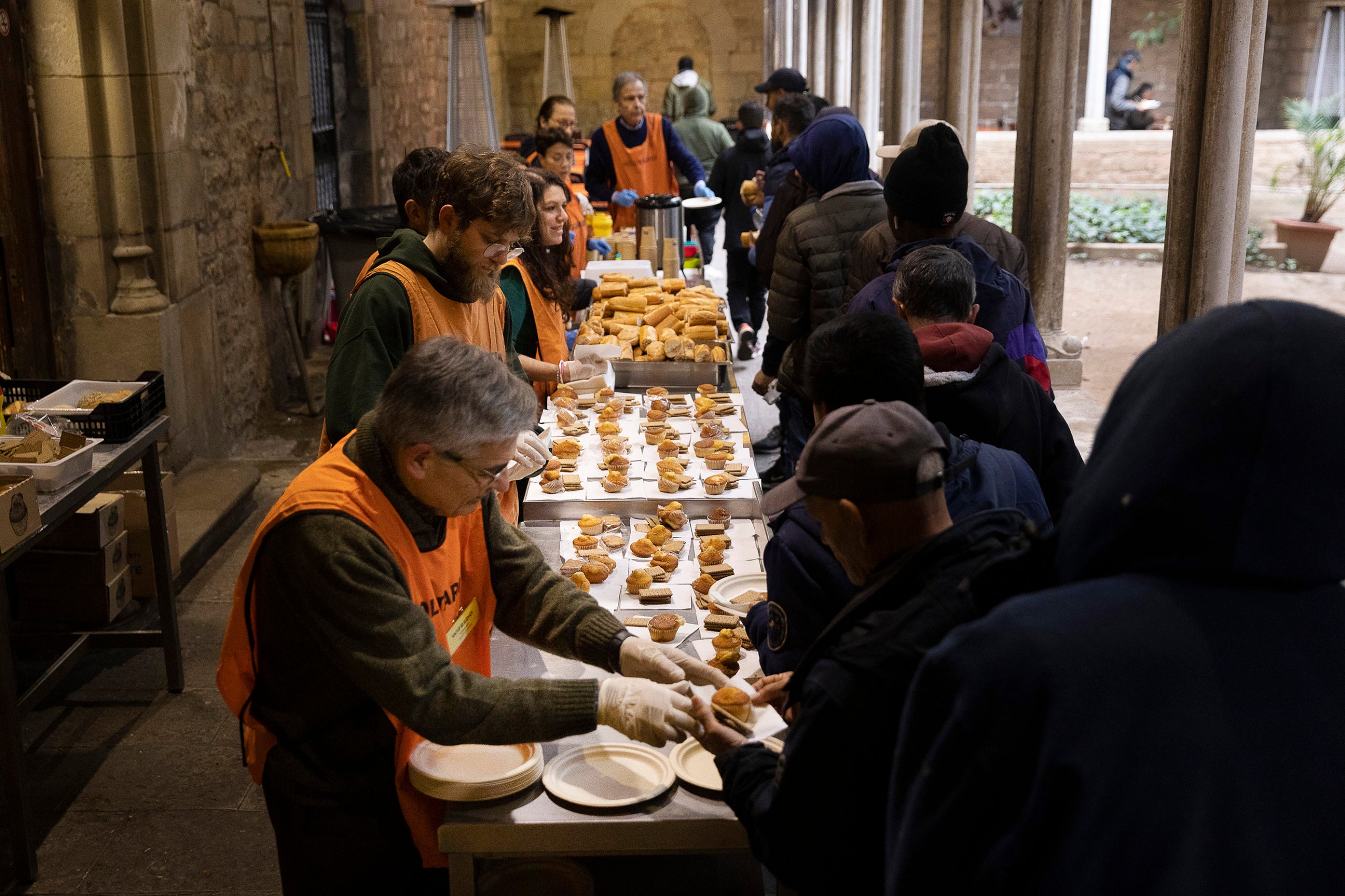Voluntaris reparteixen menjar a l'Església de Santa Anna / Jordi Play
