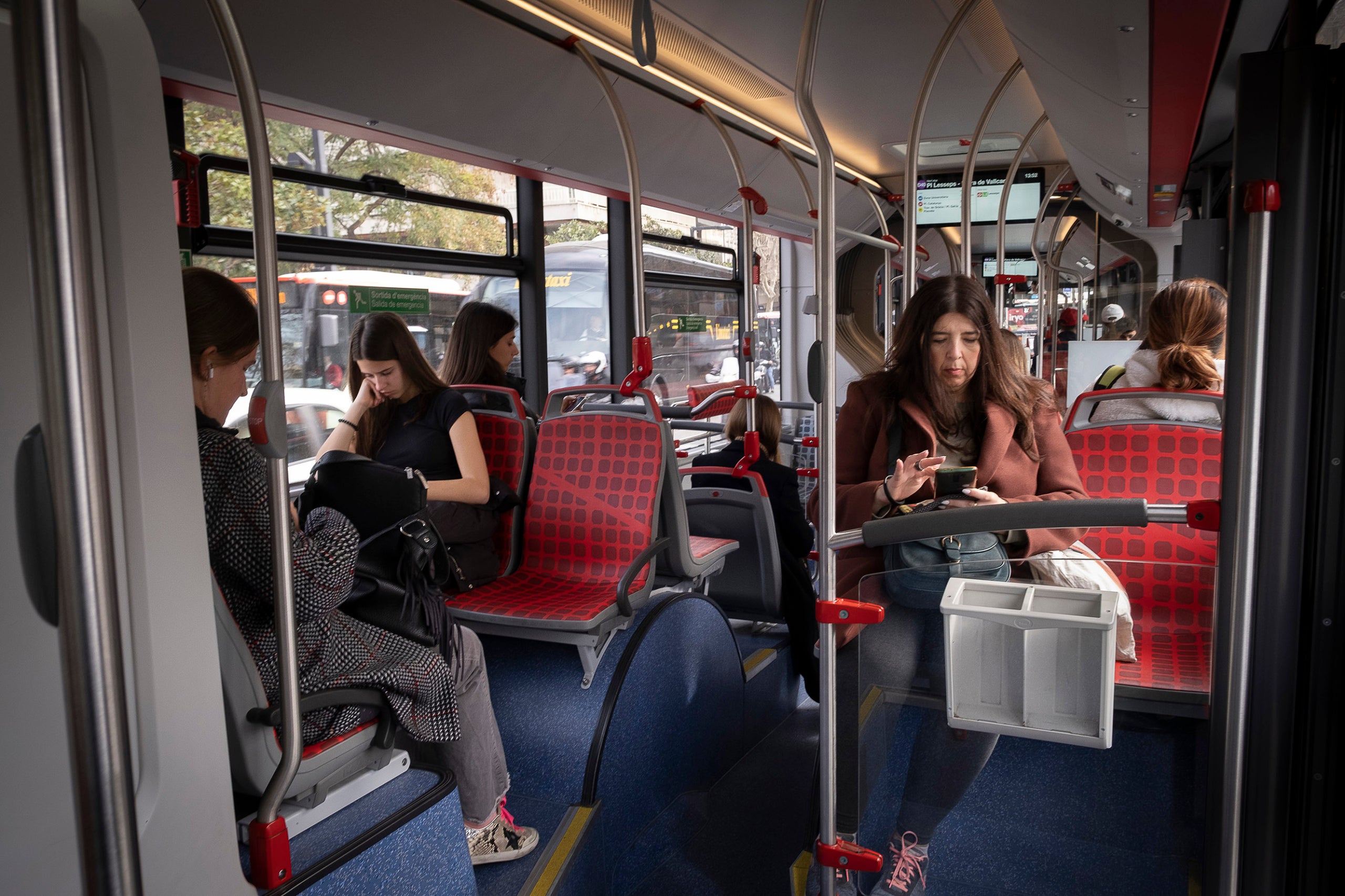 Passatgers en un bus de Barcelona / Jordi Play