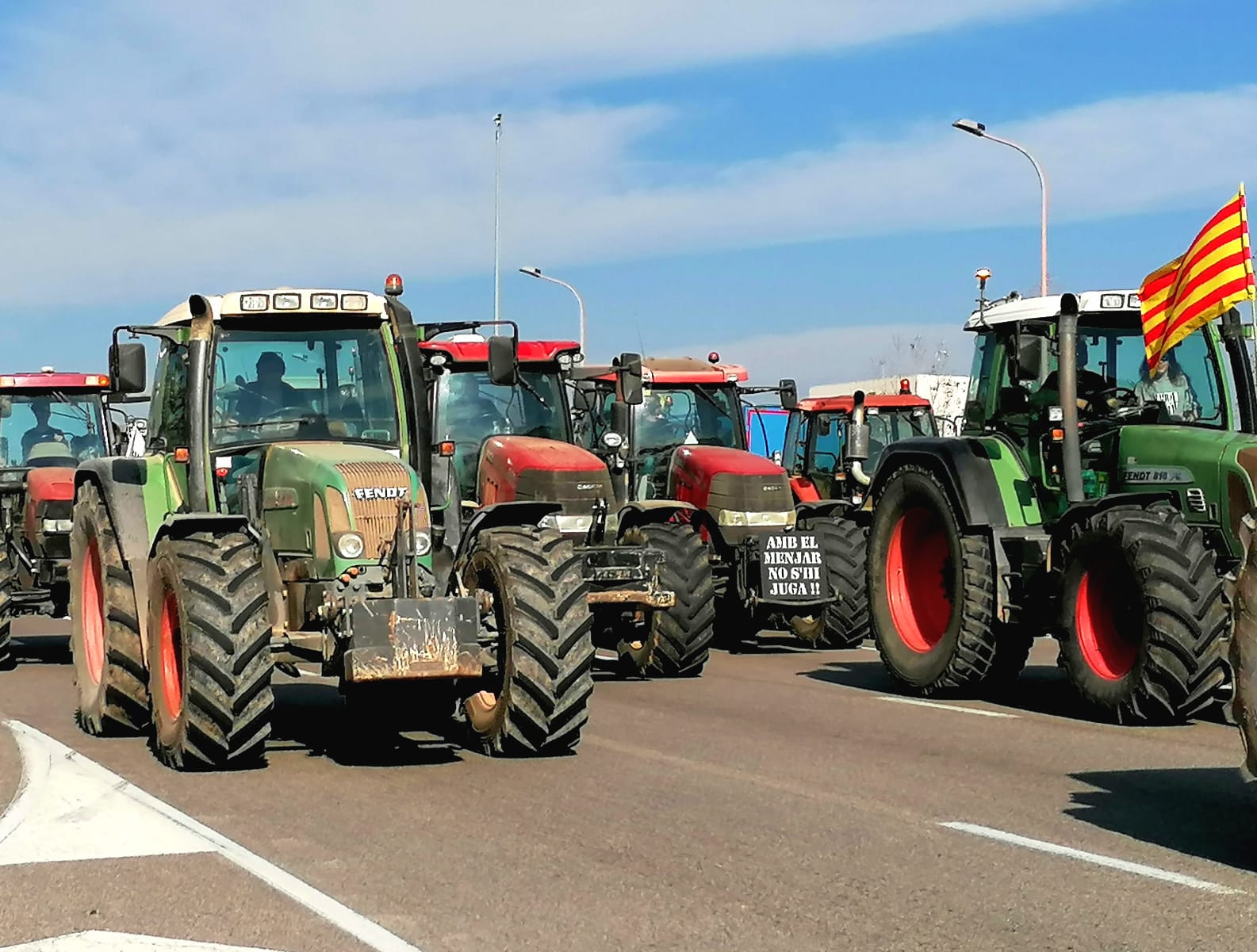 Els primers tractors entrant aquest dimecres al migdia per l'avinguda Meridiana / Gabriel González
