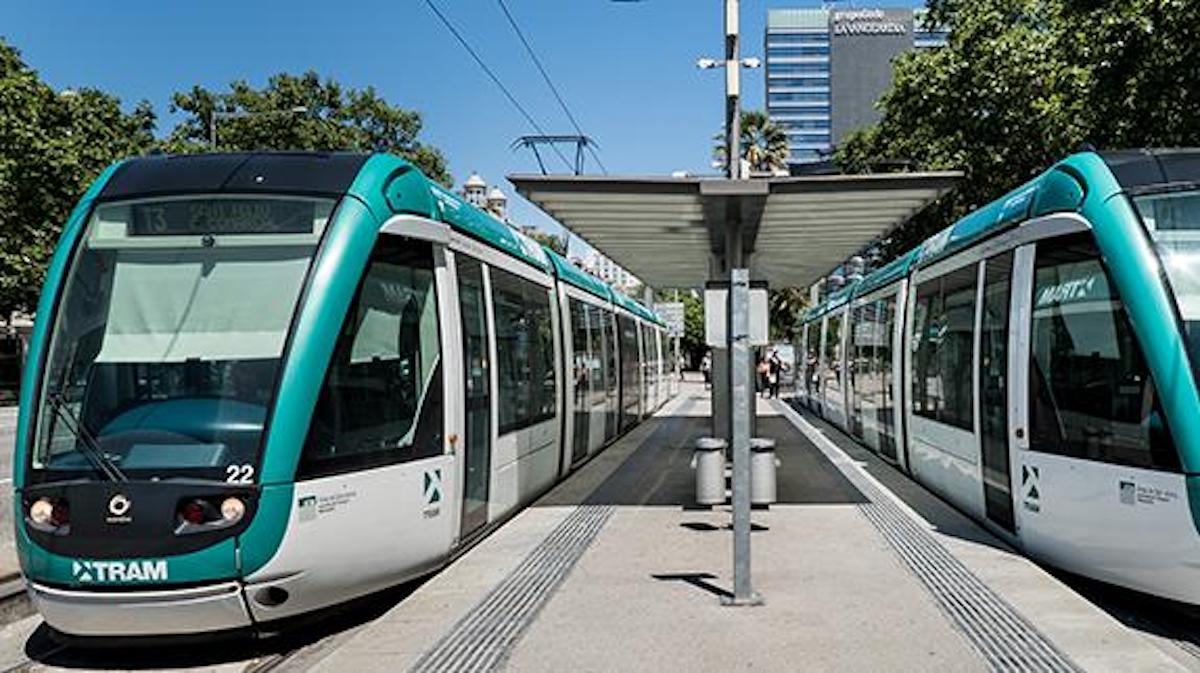 Un tramvia en una parada AJUNTAMENT DE BARCELONA