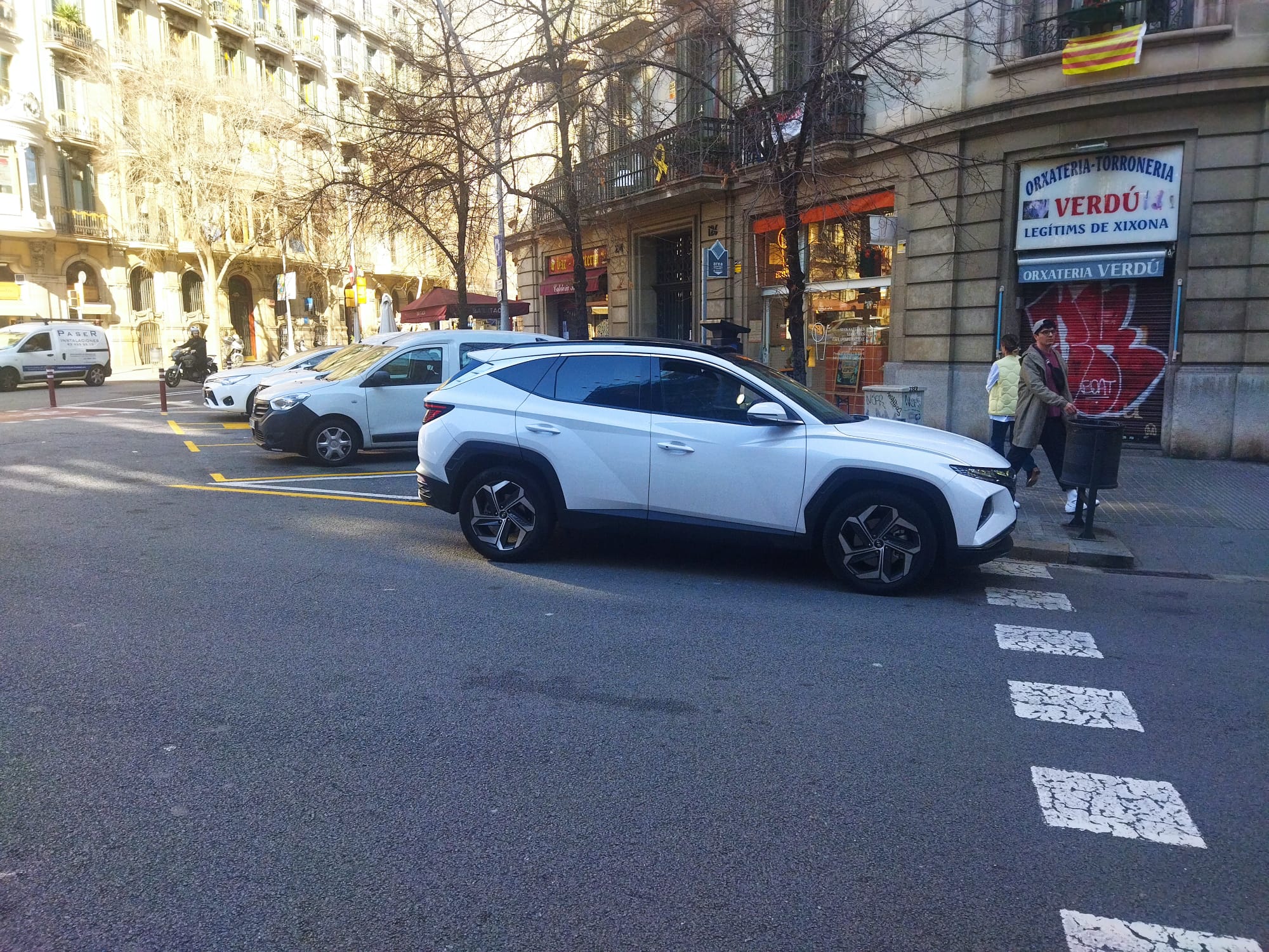 Un vehicle mal estacionat, al costat d'un pas de vianants, a l'Eixample TOT BARCELONA