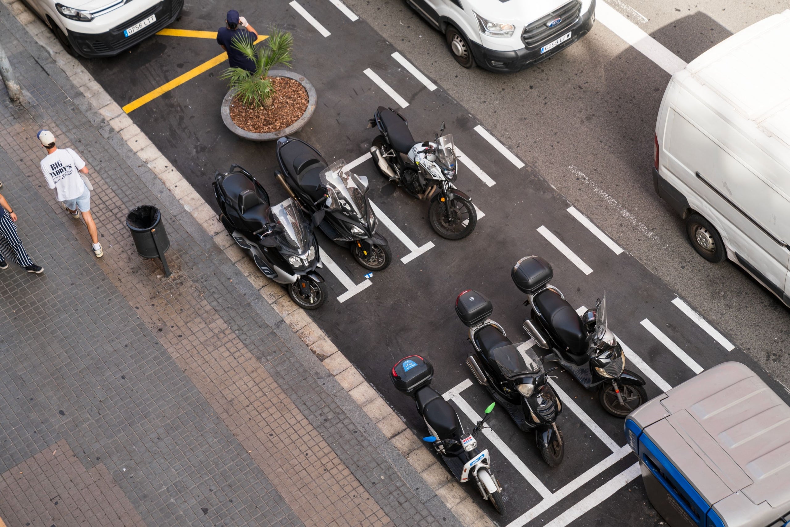 Motos estacionadas en la calle de Pelai AYUNTAMIENTO