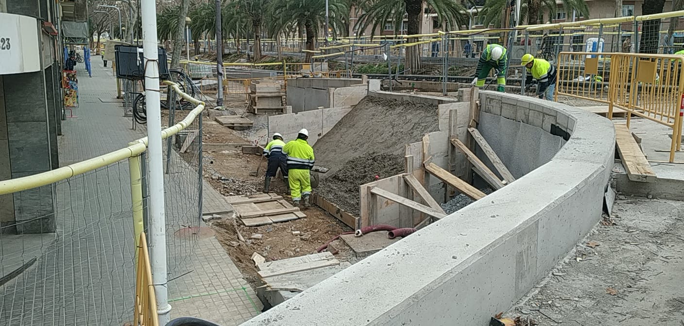 Les obres del tramvia han obligat a fer unes escales amb un pendent molt gran / AV Fort Pient