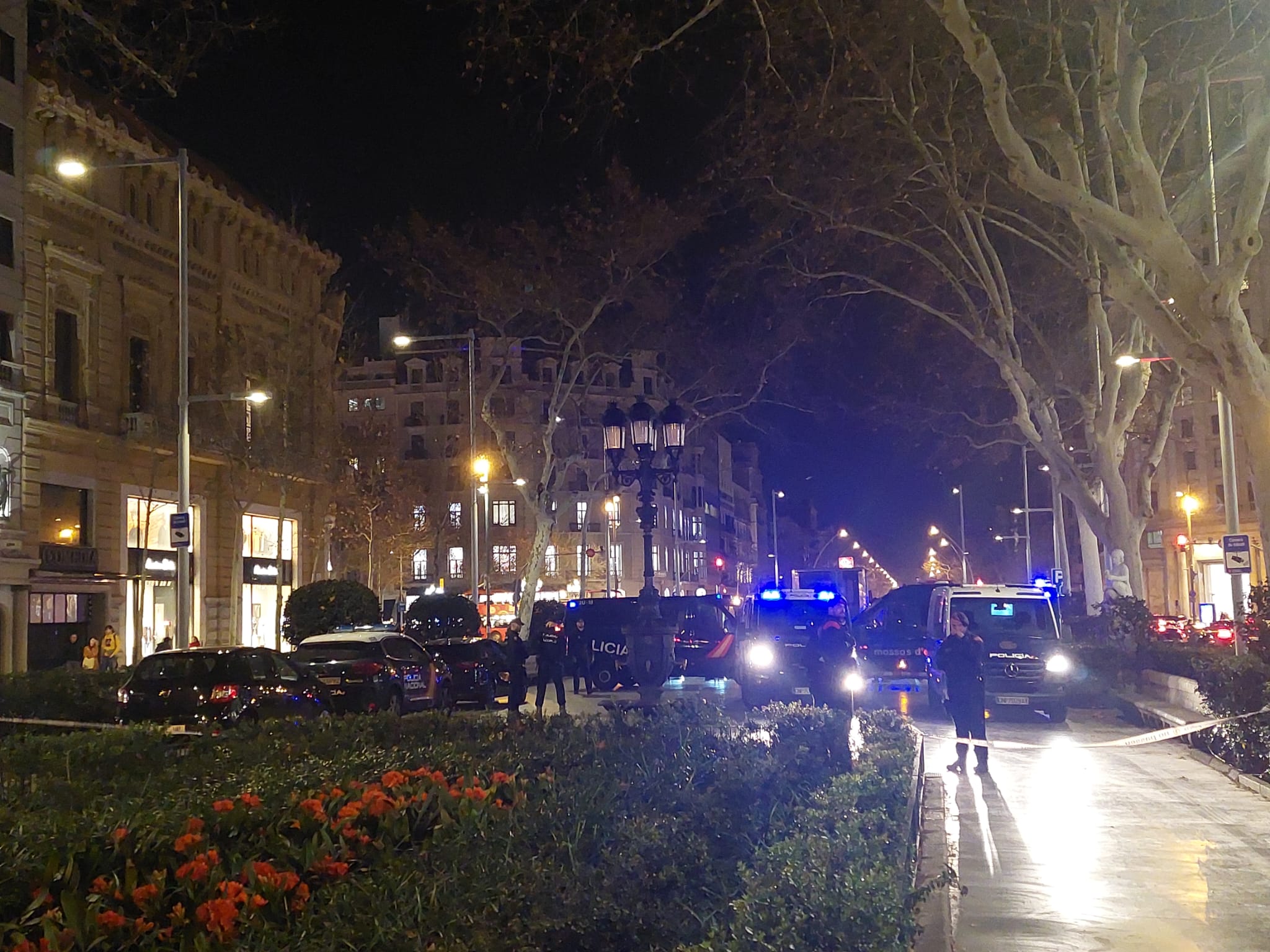 L'operatiu policial conjunt d'aquest dijous al vespre a l'estació barcelonina de Passeig de Gràcia de la línia L2 del metro / Jose Díaz