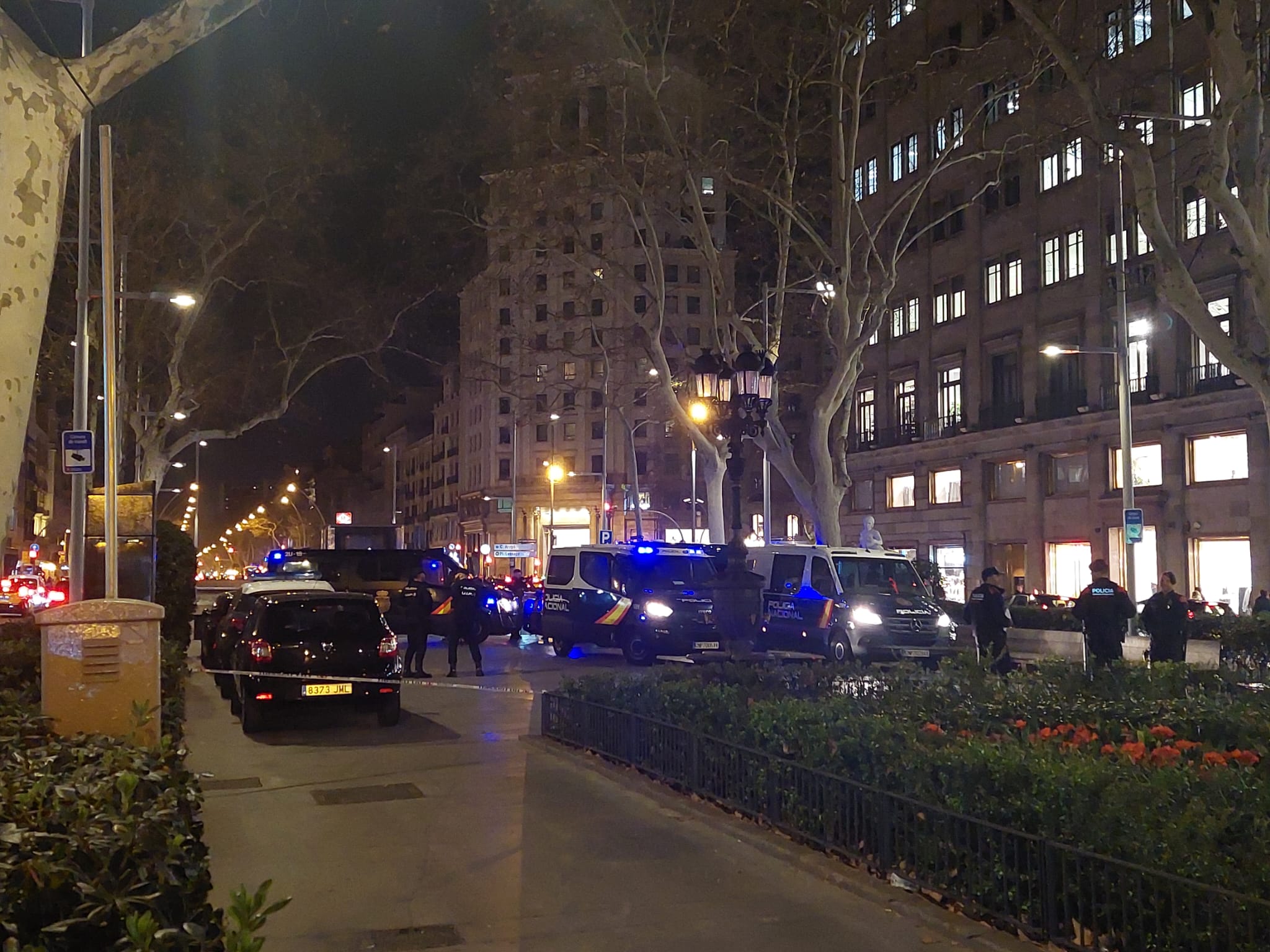 L'operatiu policial conjunt d'aquest dijous al vespre a l'estació barcelonina de Passeig de Gràcia de la línia L2 del metro / Jose Díaz