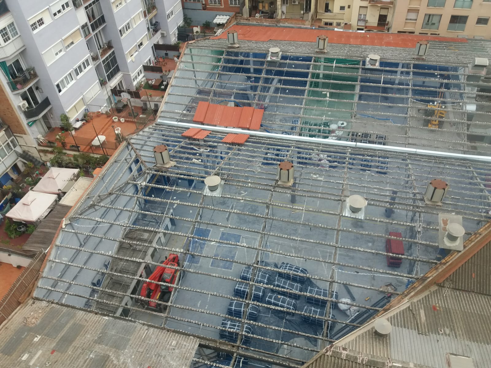 Els treballs de retirada de la coberta d'amiant d'aquest interior d'illa de l'Eixample encara la recta final / Cedida