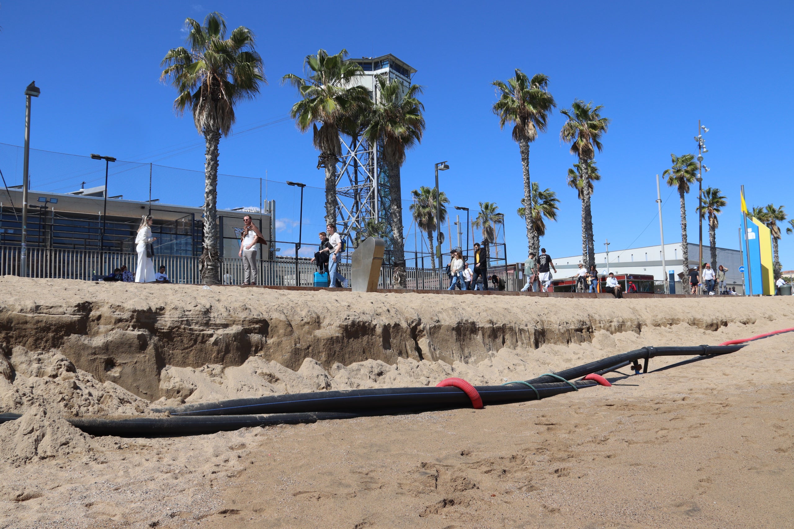 Diverses canonades a la vista i un esglaó de gairebé un metre a la platja de Sant Sebastià / ACN