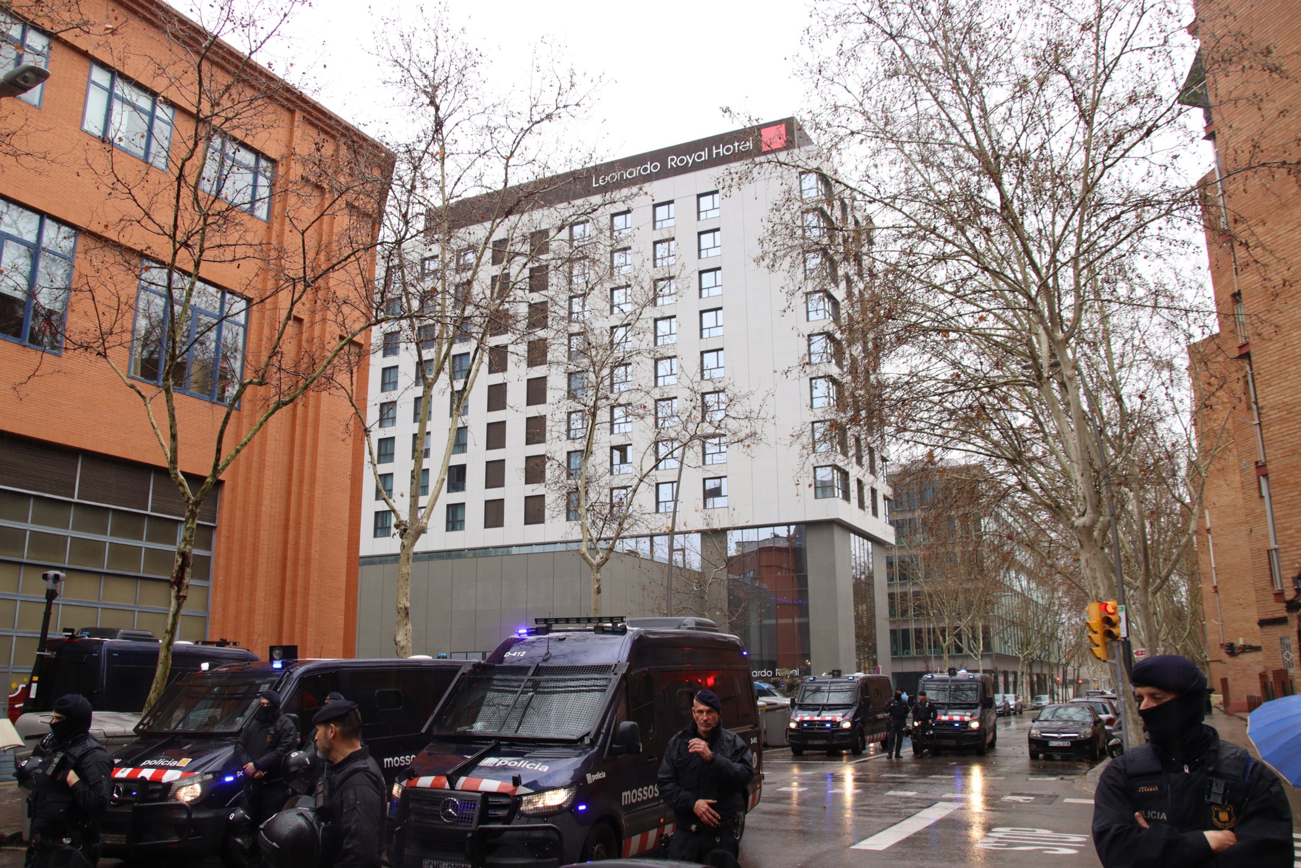 El cordó policial al voltant del Leonardo Royal Hotel / ACN