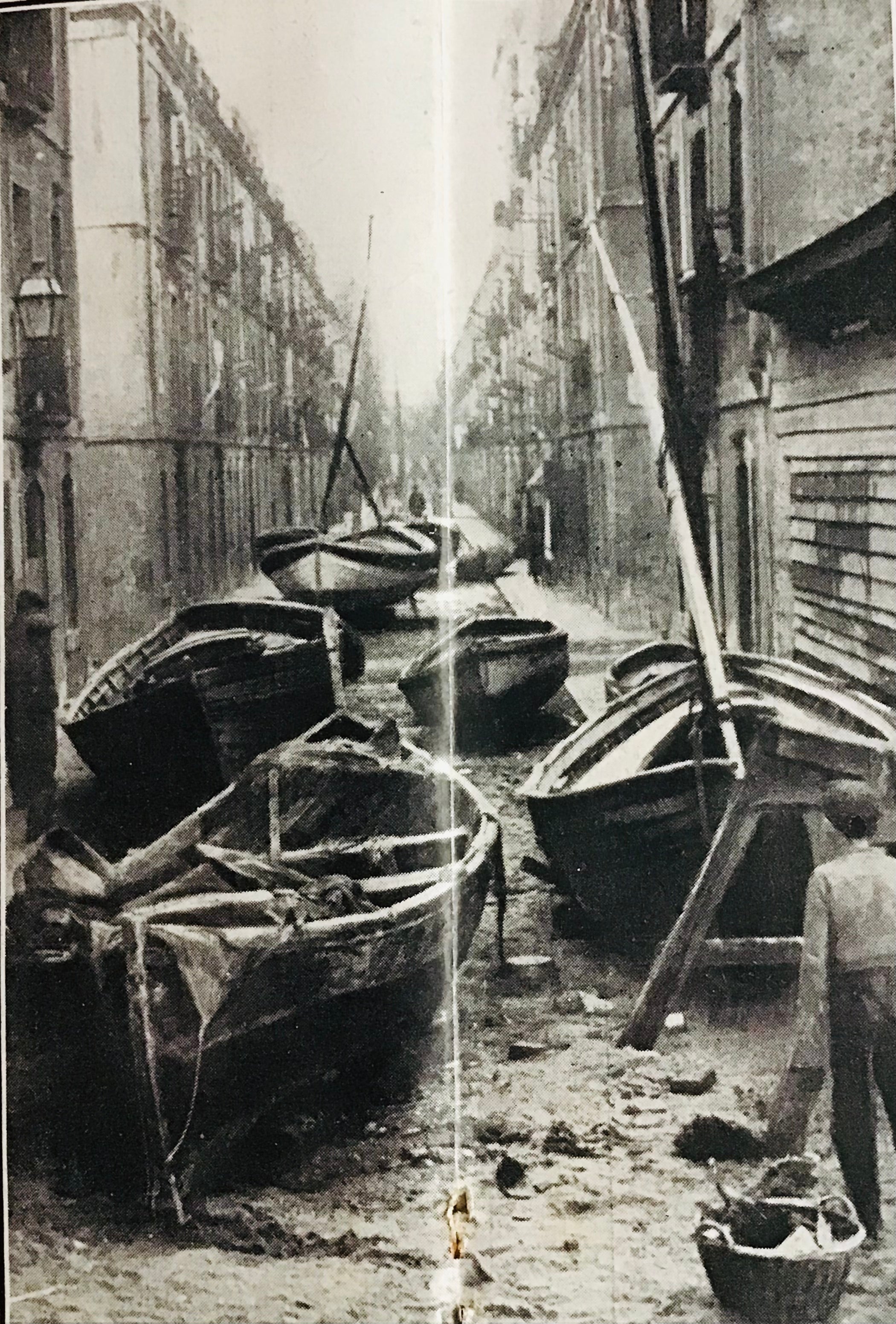 Barques refugiades als carrers de la Barceloneta per evitar el temporal /Mundo Gráfico (CMJV) (25 de febrer del 1920)