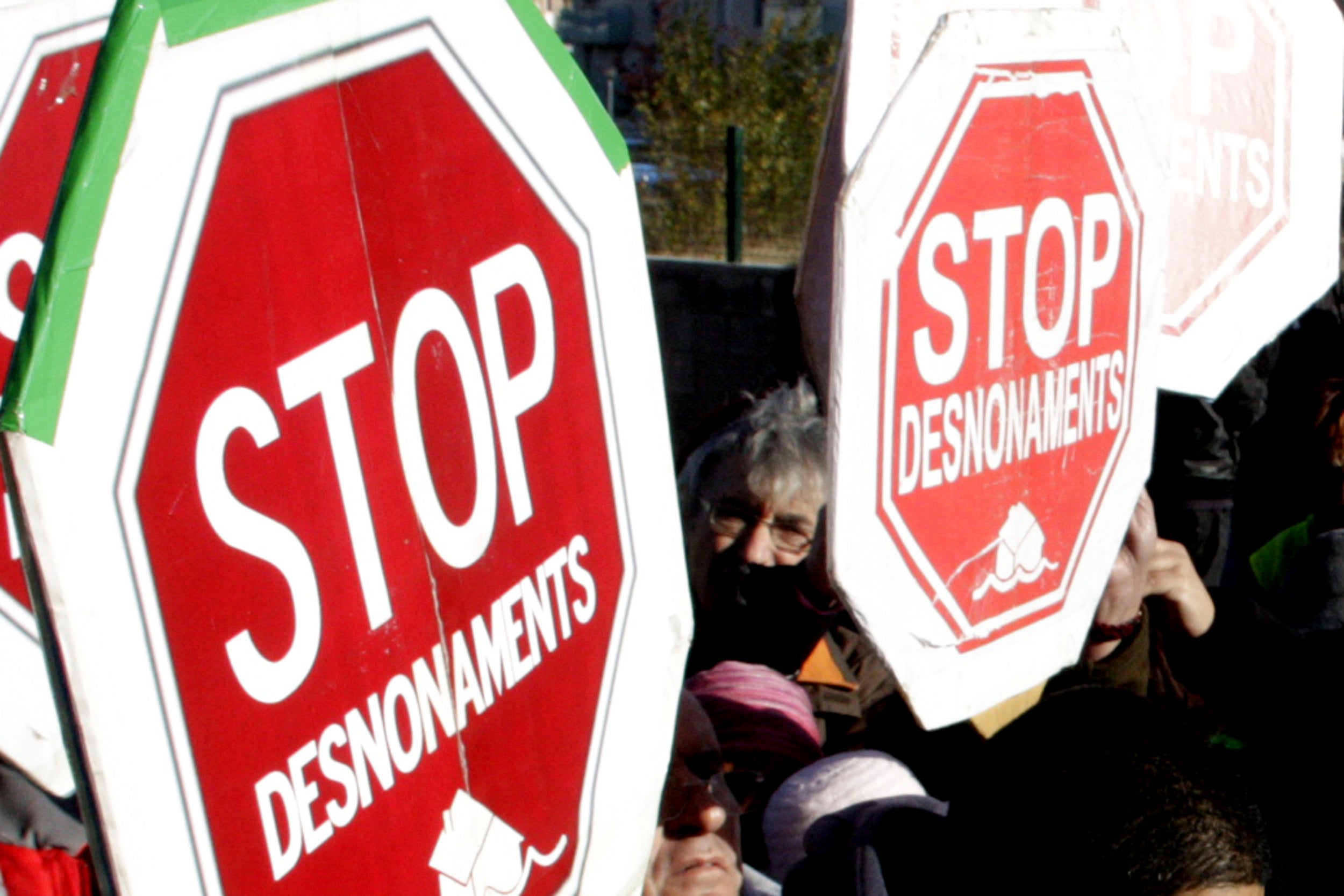 Detall d'uns cartells de la PAH demanant 'Stop desnonaments' | Imatge d'arxiu ACN