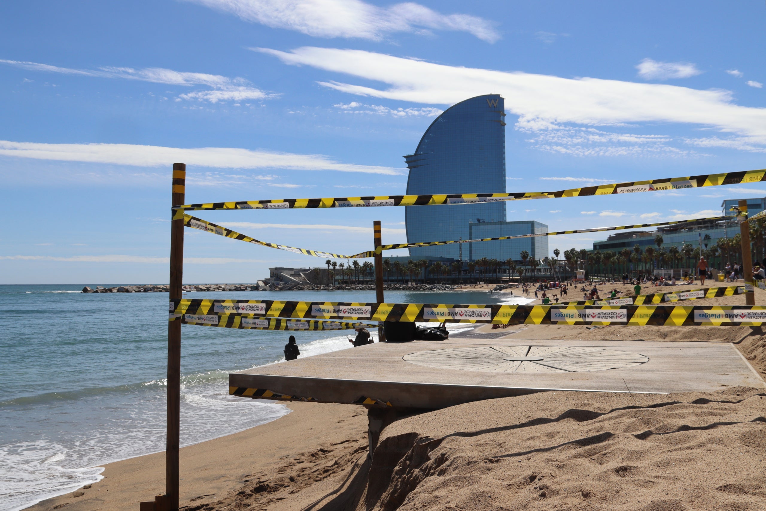 La platja de Sant Sebastià ha perdut molta sorra durant el temporal / ACN