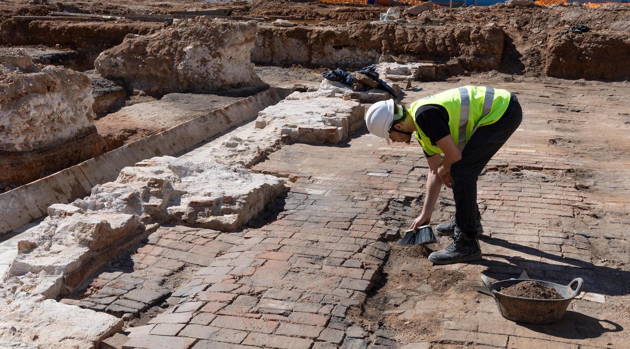 Un arqueòleg treballa al terra de la nau | @mercatsbcn