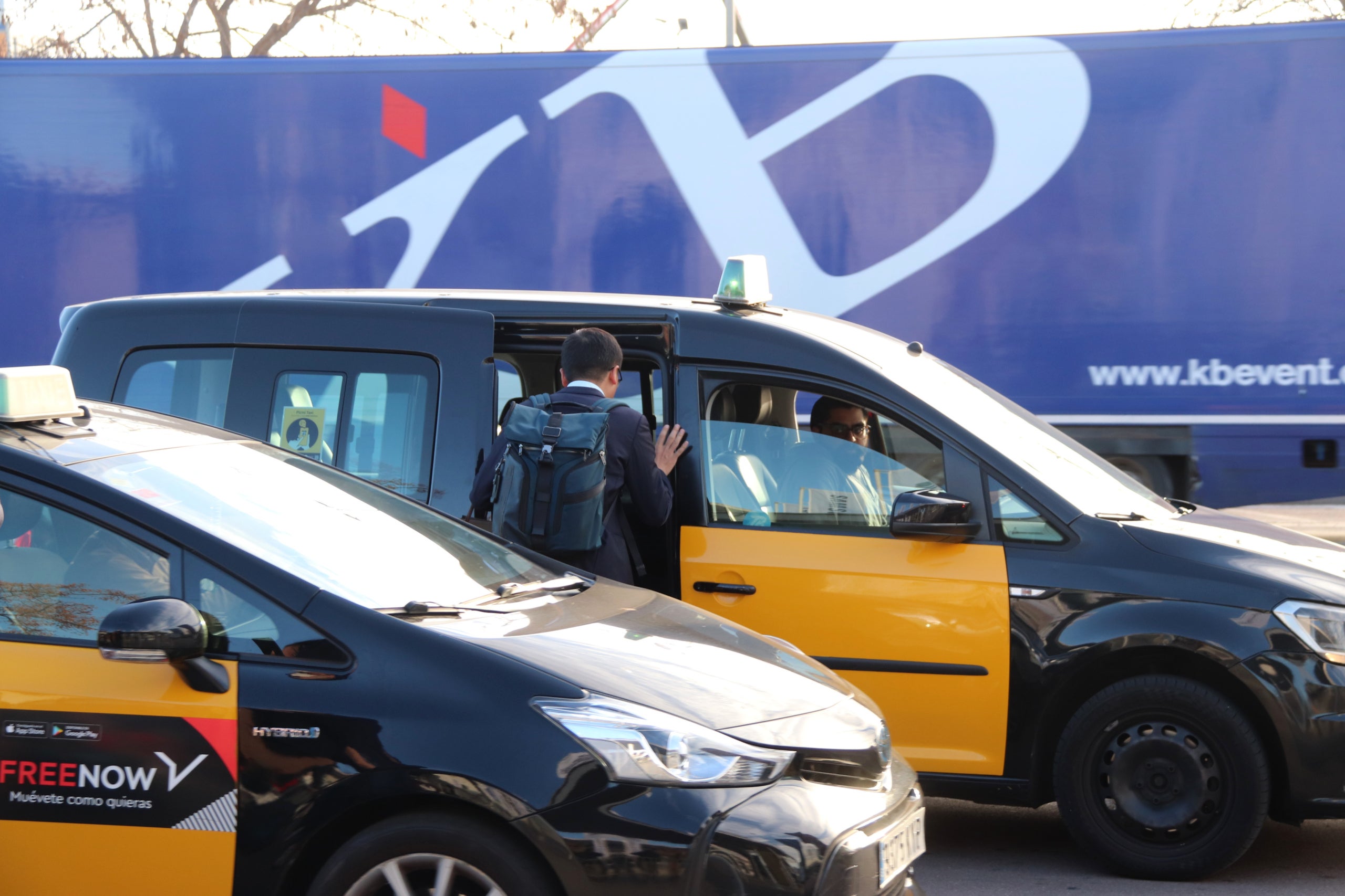 Dos taxis aparcats davant del Mobile World Congress / ACN