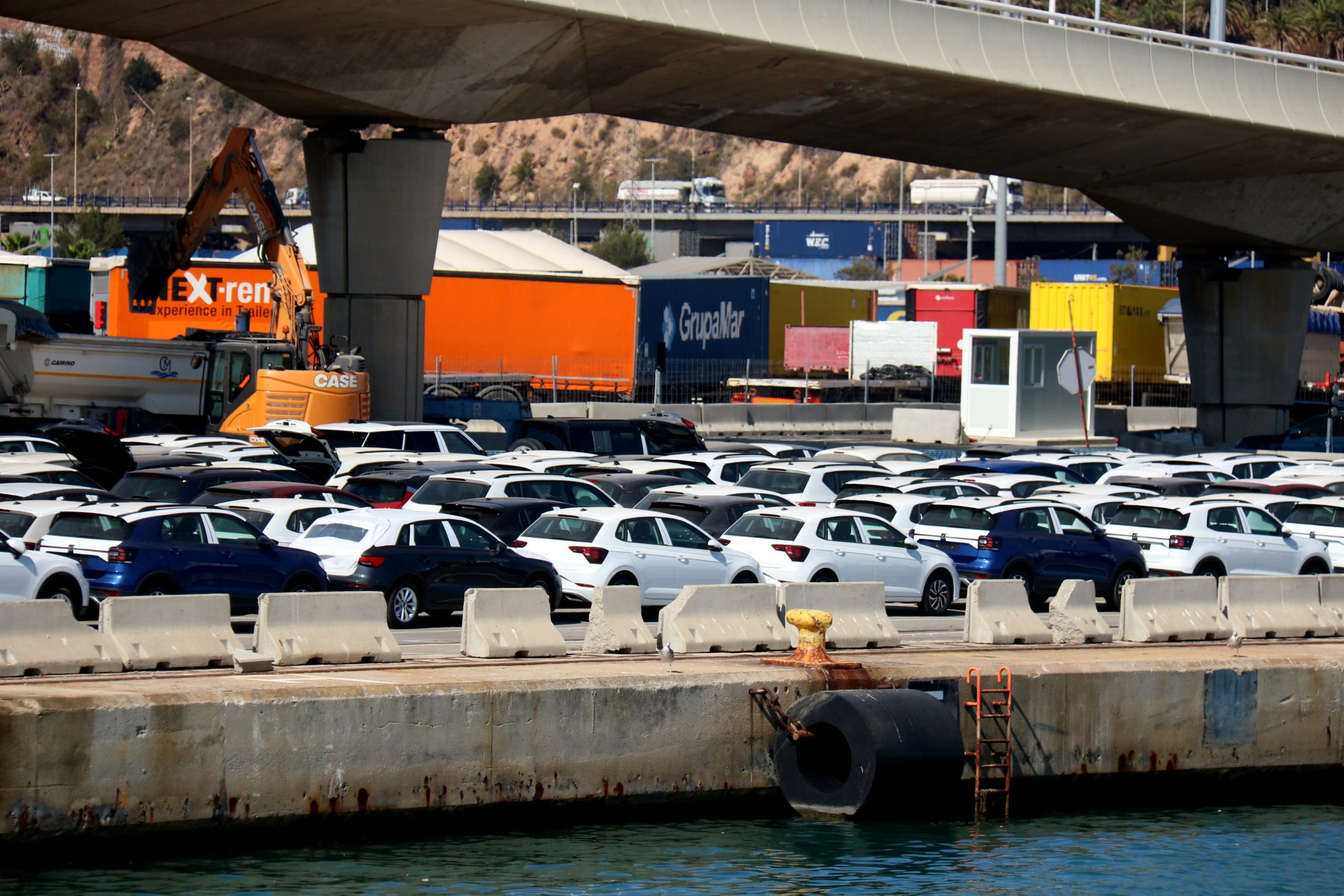 Decenas de vehículos a punto de ser embarcados en el Puerto de Barcelona | Lluís Sibils (ACN)