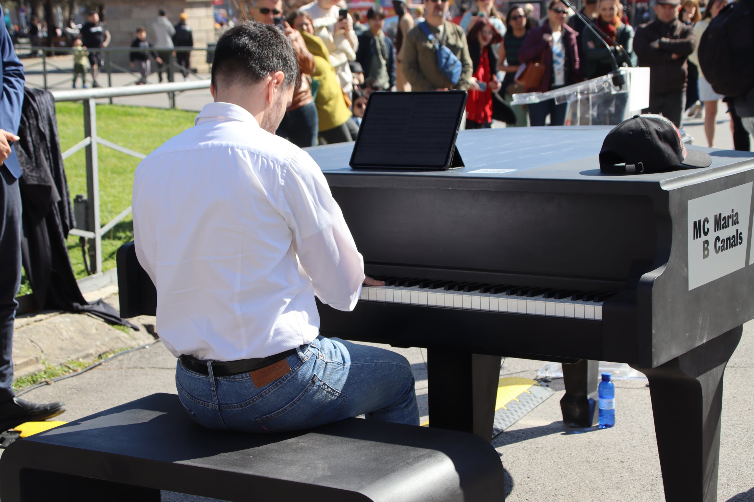 Imatge del pianista Josep Buforn durant la presentació del nou piano solar a Barcelona / ACN