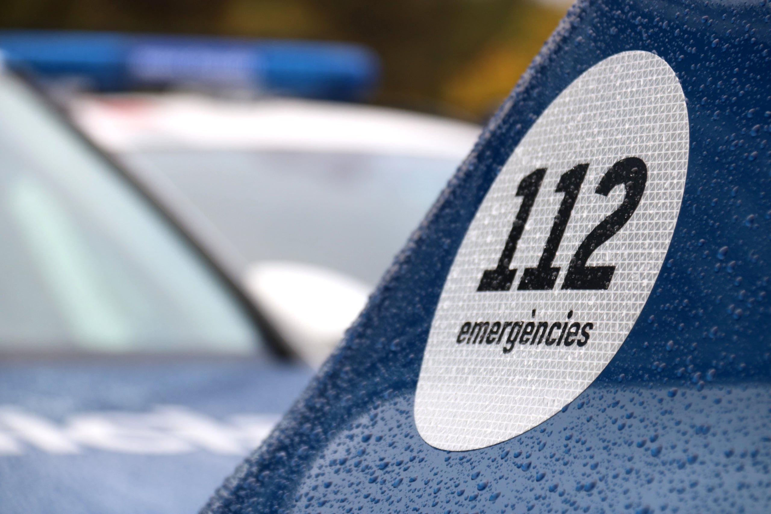Detalle de un lateral de uno de los nuevos vehículos de los Mossos d'Esquadra presentados en el Complex Egara con la imagen del teléfono de emergencias 112, el día 11 de noviembre de 2021. (Horizontal)