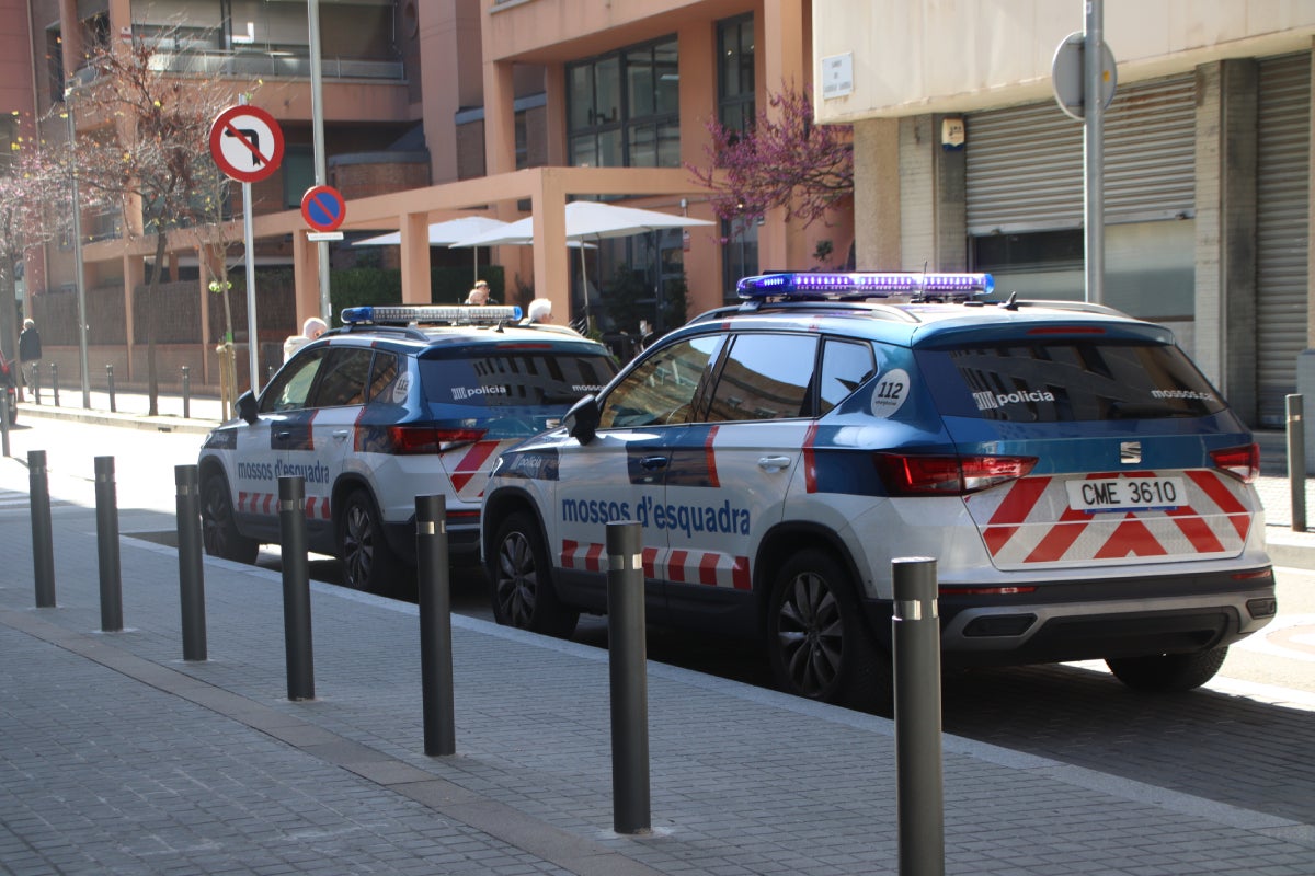 Dos cotxes dels Mossos a la comissaria de les Corts | Blanca Blay (ACN)
