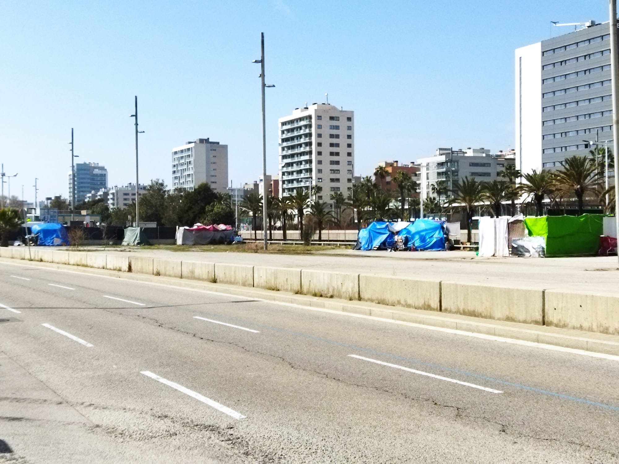 Assentament al costat de les platges de Barcelona, el dissabte / JORDI SUBIRANA