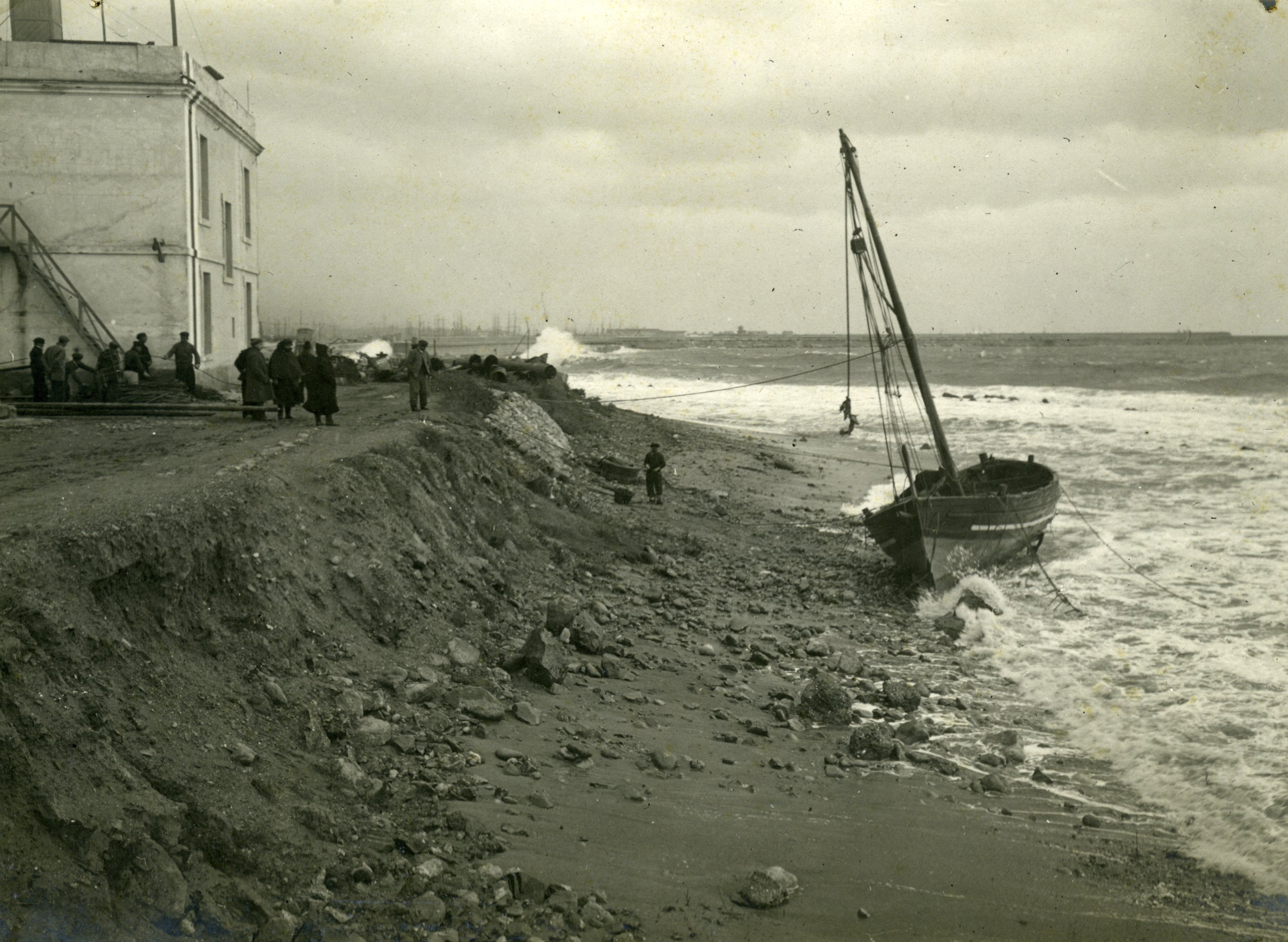 Barca de vela llatina embarrancada a Can Tunis, a Barcelona / Frederic Ballell (AFB) (1 de febrer del 1911)
