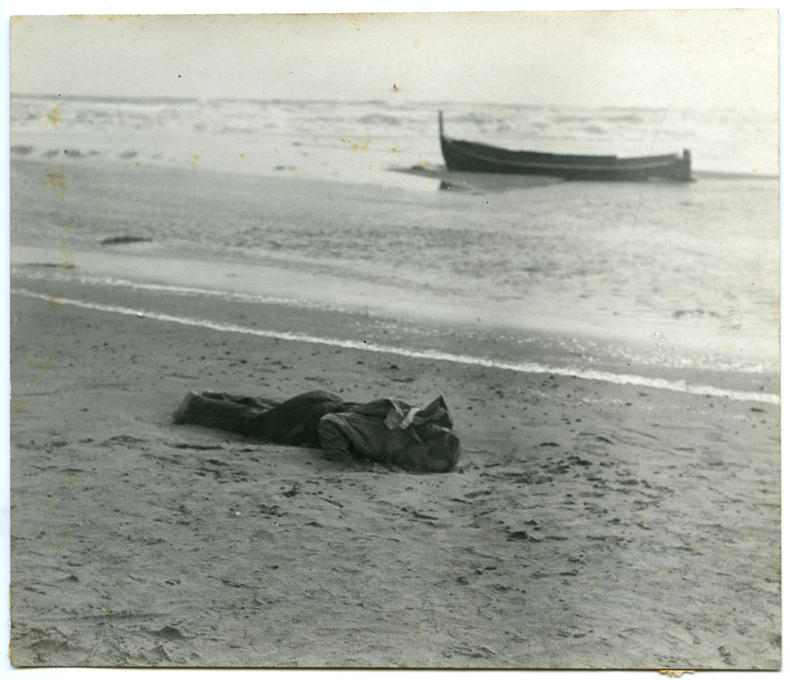 El cos d'un mariner ofegat pel temporal a la platja de Can Tunis / Frederic Ballell (AFB) (1 de febrer del 1911)
