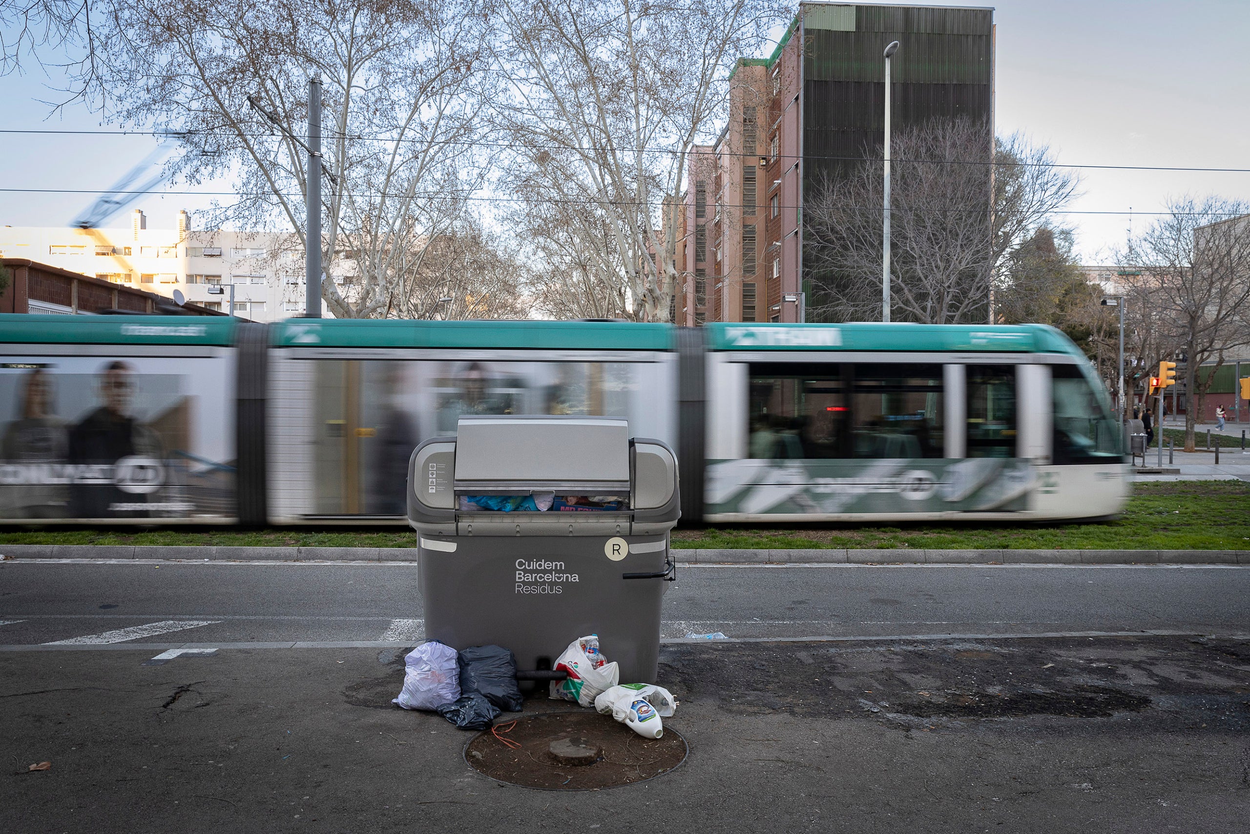 Contenidor escombreries i TRAM al Barri del Besòs.
11.03.2024, Barcelona
foto: Jordi Play