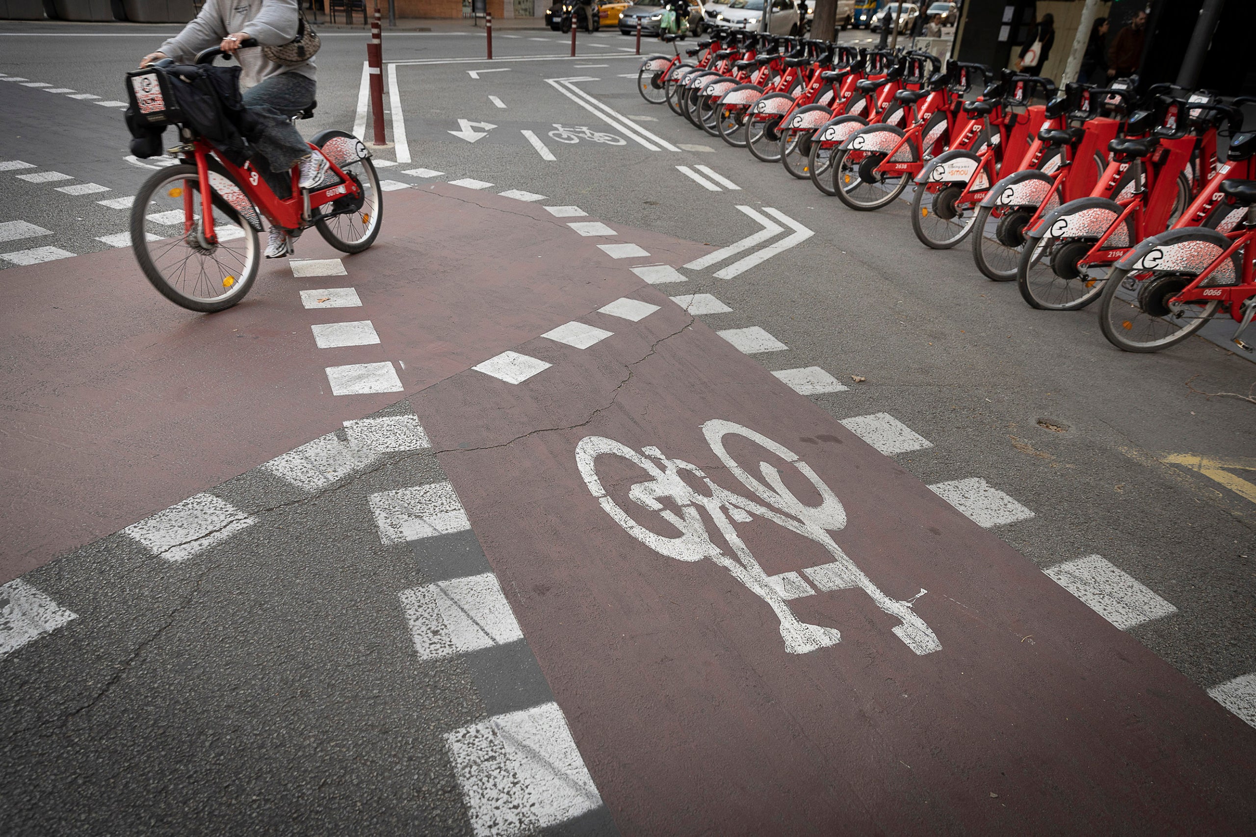 Imatge d'arxiu d'una bicicleta del Bicing sortint d'una estació / Jordi Play
