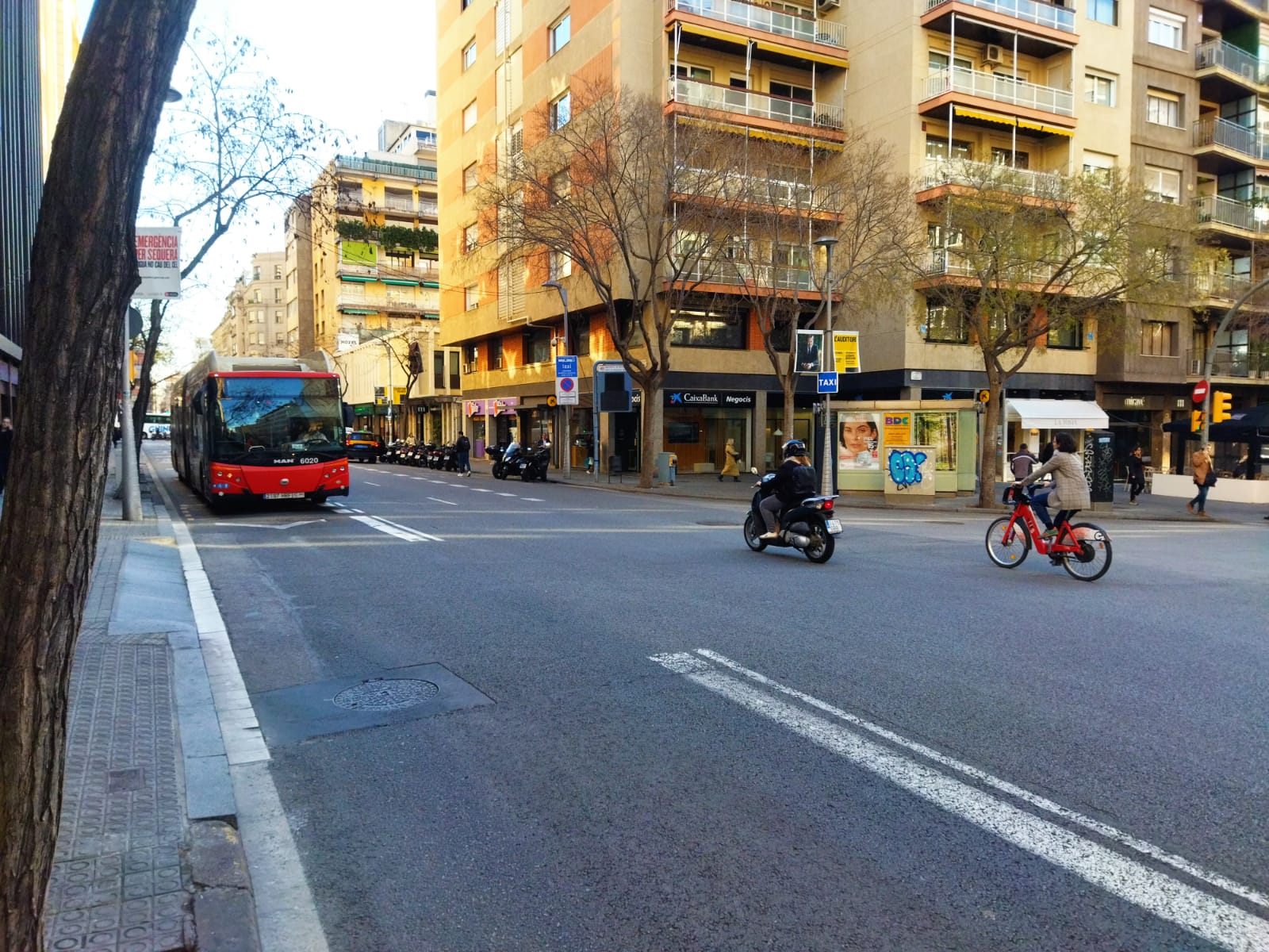Un bus circula pel carril bus contra direcció de la Travessera de Gràcia, a l'altura de Tuset, fa uns mesos / Jordi Subirana