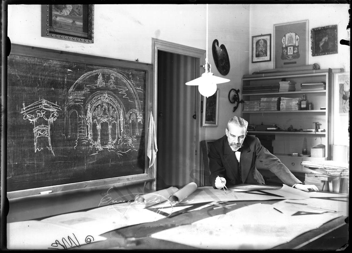 Retrato de Enric Sagnier trabajando en su estudio. Serie nuestras artistas n.º 53 / Francesc Serra Dimas 1913-1917 (AFB)