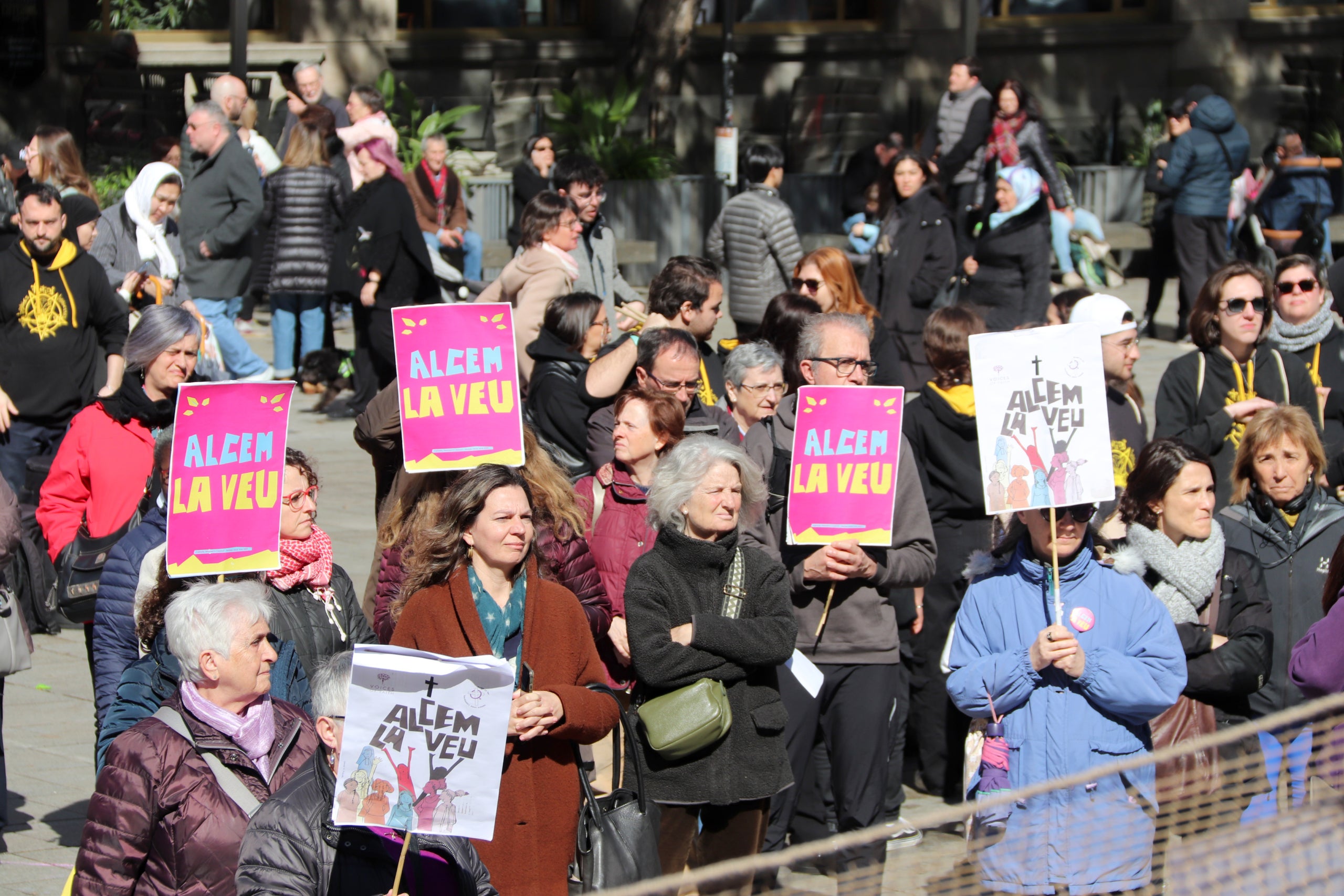 Concentració del col·lectiu Alcem la Veu davant de la Catedral de Barcelona per reclamar la igualtat entre homes i dones a l'Església / ACN