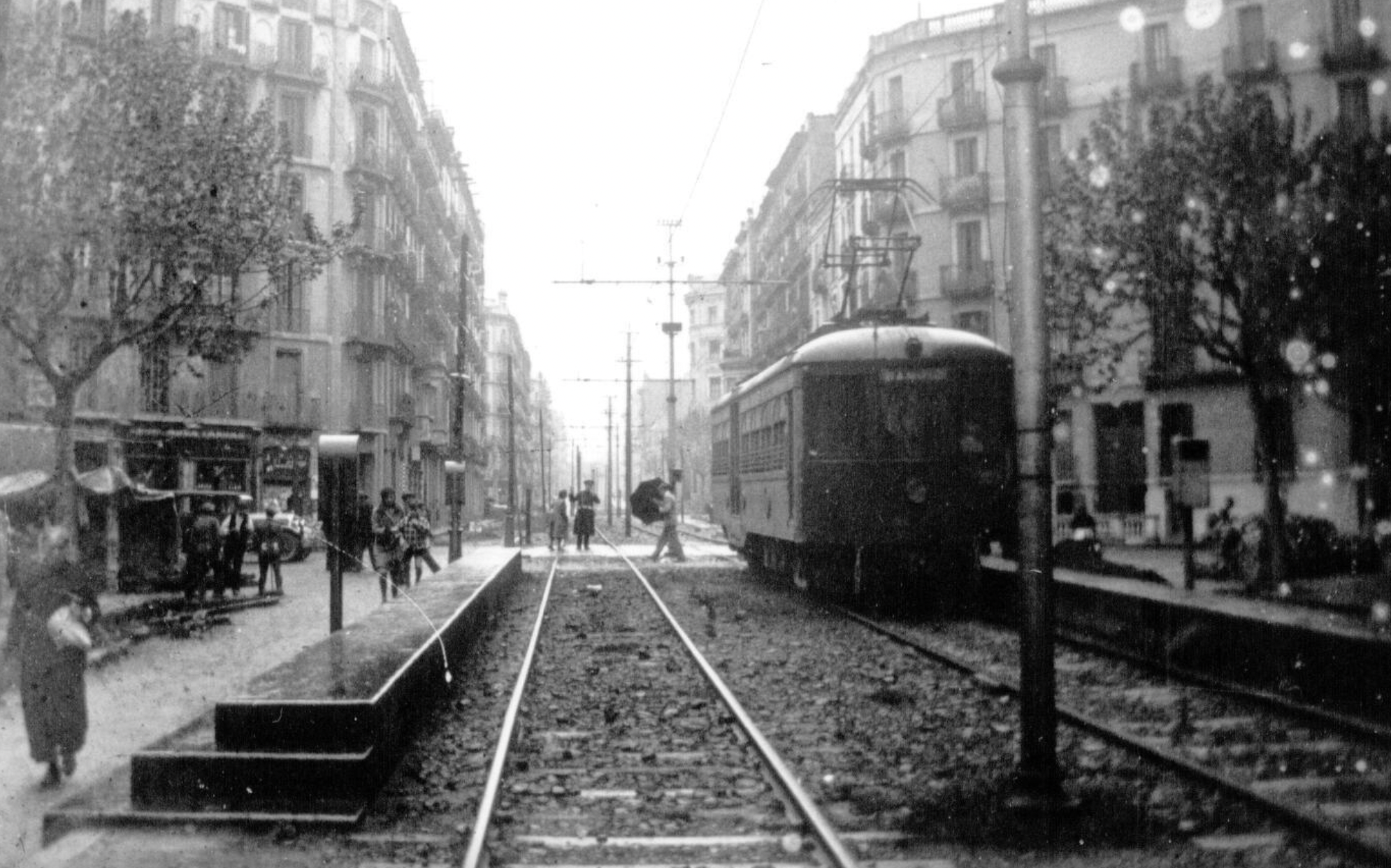 El apeadero de Provenza alrededor del año 1925, en medio de la calle Balmes