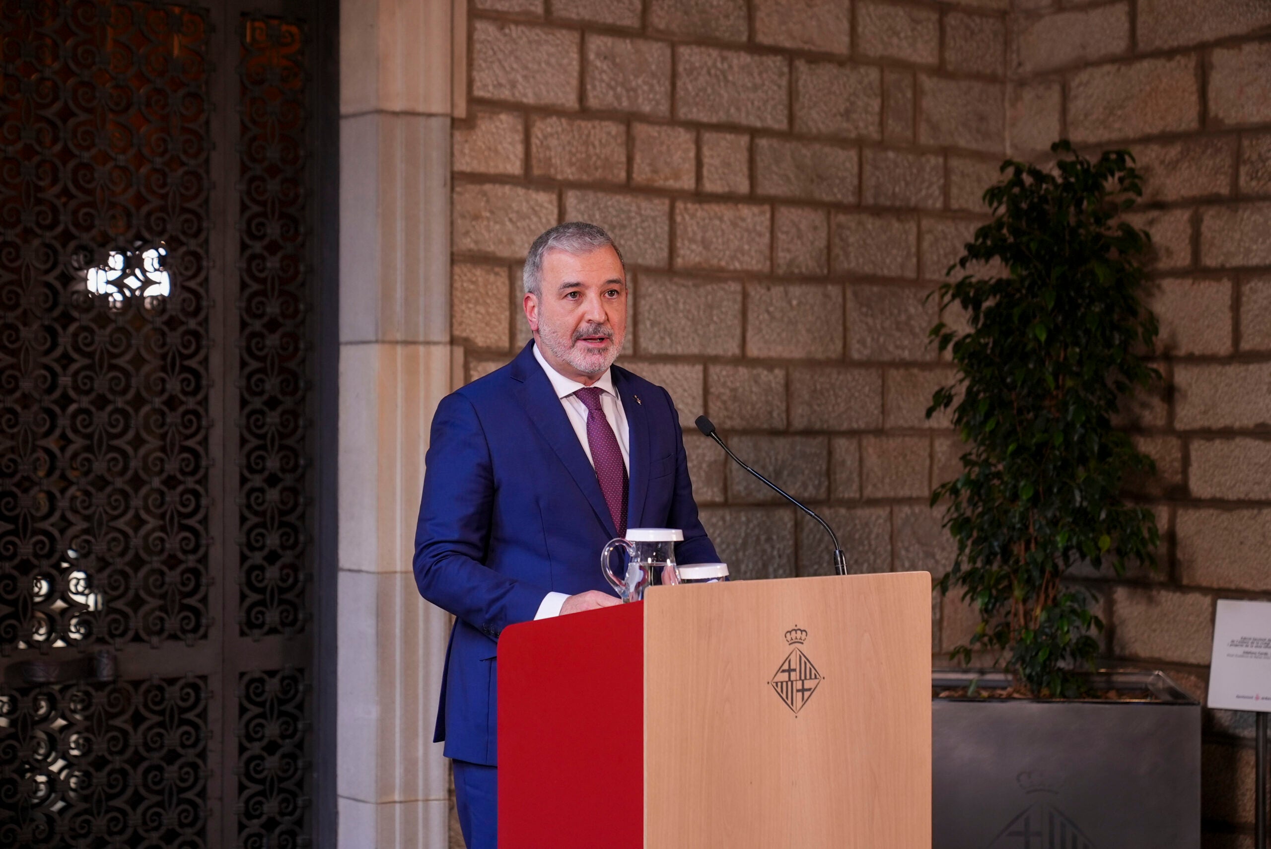 El alcalde Jaume Collboni durante la declaración institucional / AYUNTAMIENTO DE BARCELONA