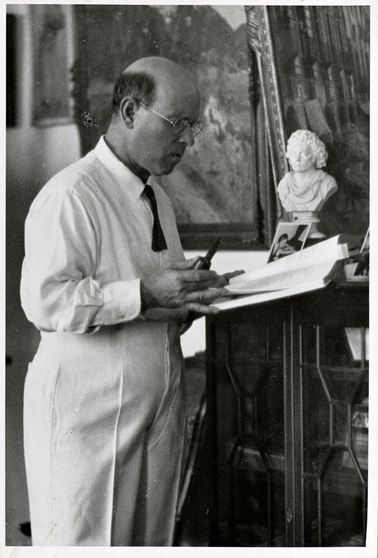 FOTO 00199 (CR 164198). Pau Casals dempeus llegint un llibre a la casa de Sant Salvador [Fotografia química], No identificat (Autor) [01/01/1933 - 31/12/1933]