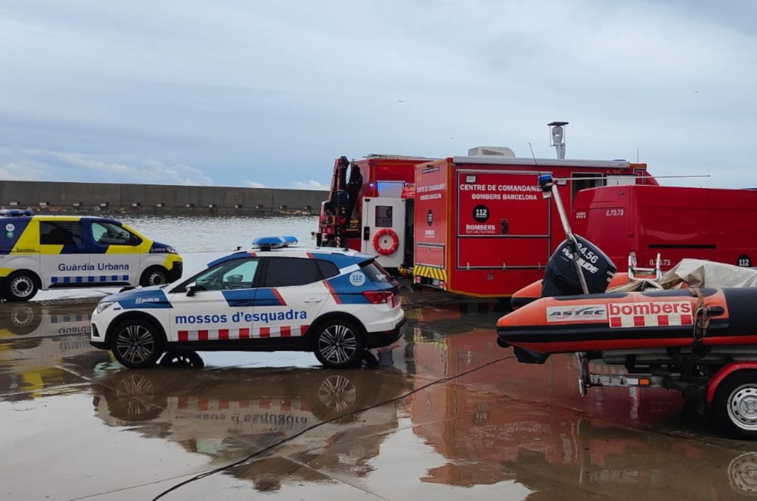 Imatge del desplegament per buscar la persona desapareguda entre el Fòrum i la Mar Bella / ACN