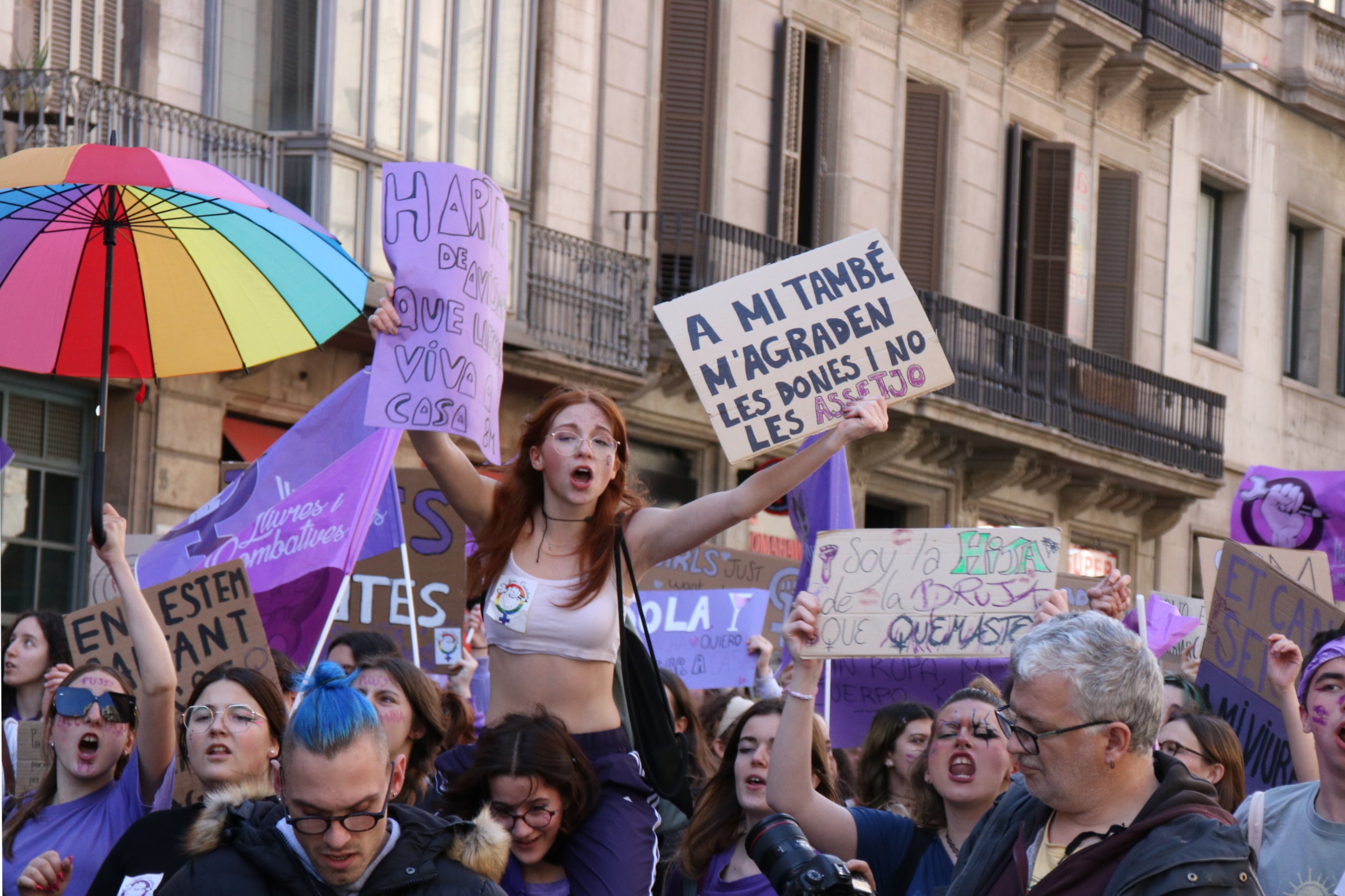 La manifestació del 8-M al seu pas per la Via Laietana, on una de les estudiants sosté una pancarta en català | Albert Hernàndez (ACN)
