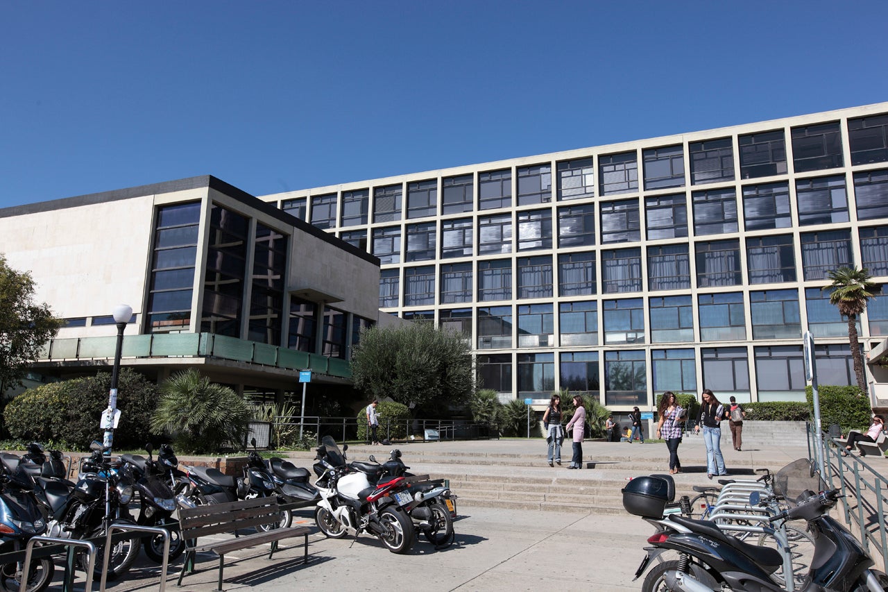 Entrada principal de la Facultad de Economía y Empresa de la UB en una imagen de archivo / UB