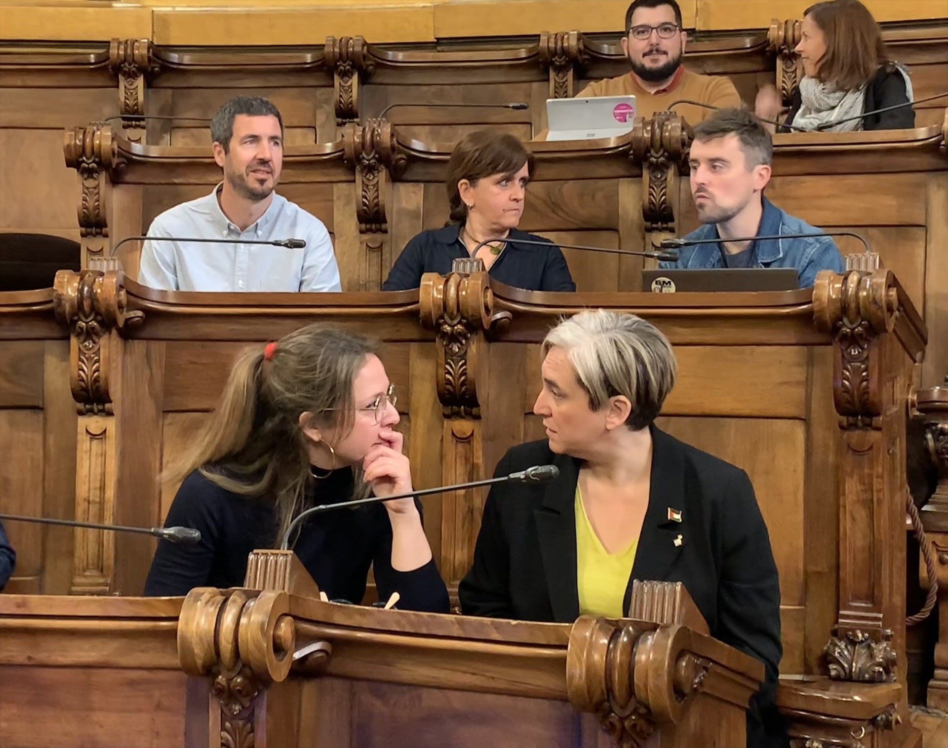 La portaveu de BComú a l'Ajuntament de Barcelona, Janet Sanz, parla amb Ada Colau en un ple / Europa Press