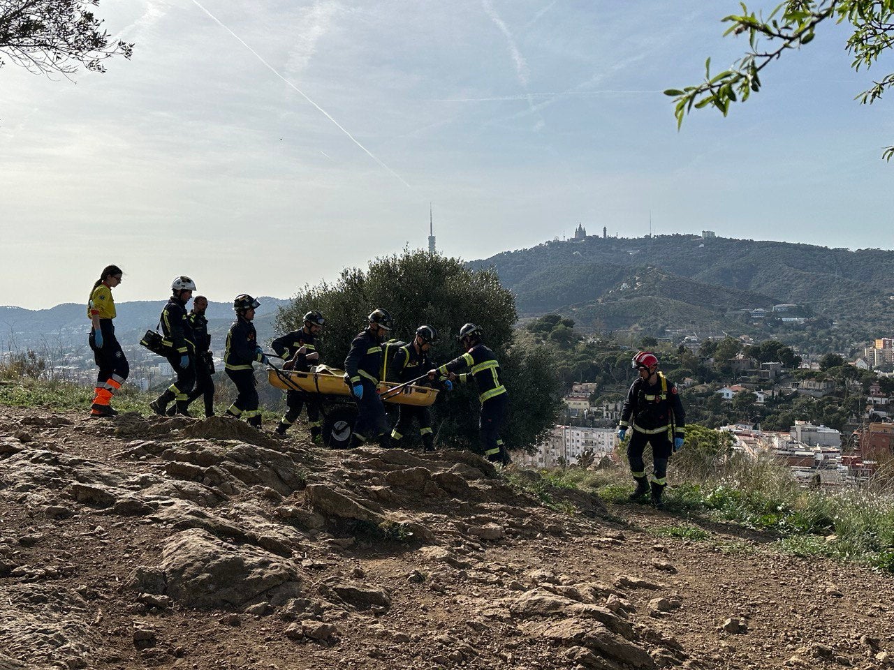 Imatge del rescat protagonitzat pels Bombers i el SEM al barri del Carmel / Bombers de Barcelona