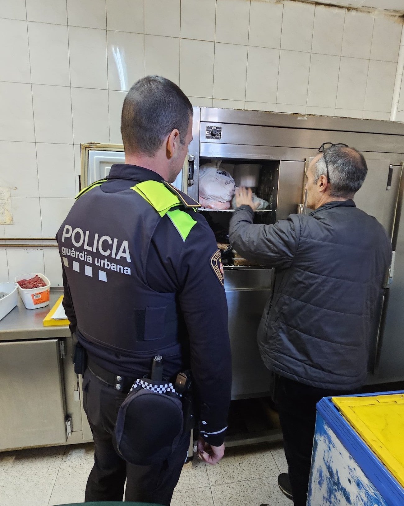 La Guardia Urbana, en el restaurante de Sant Andreu precintado / GUARDIA URBANA