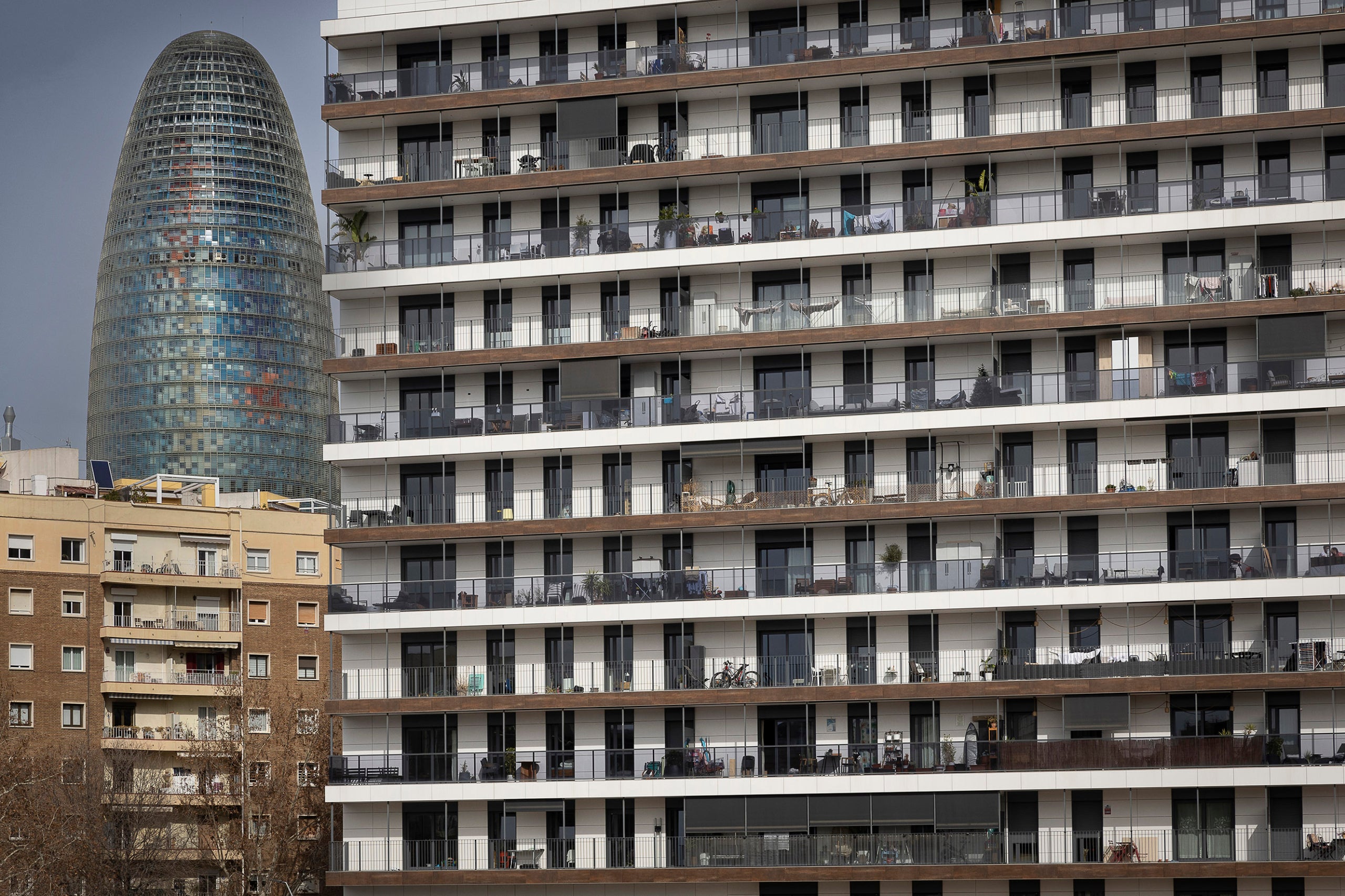 Un bloc de pisos a Barcelona / Jordi Play