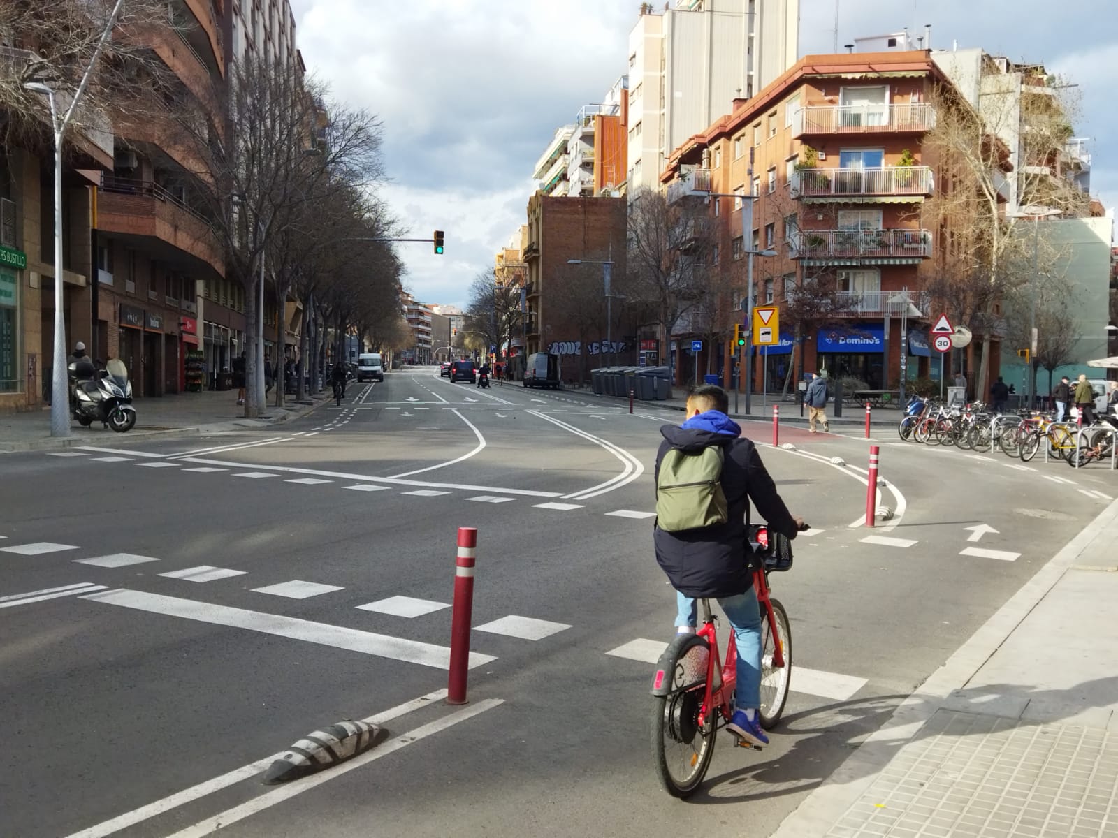 Un ciclista al carrer de Maragall / Jordi Subirana 