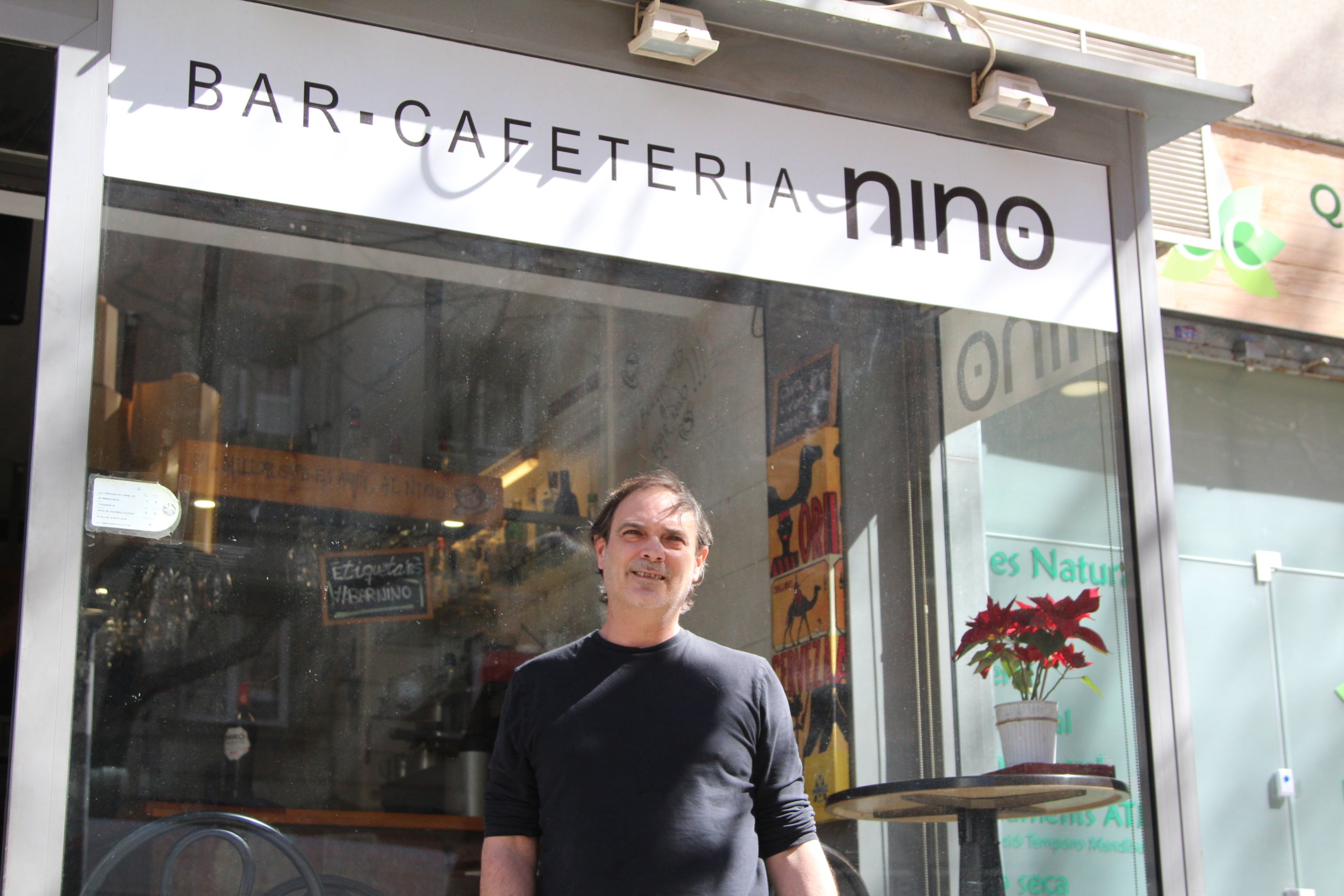 David Gil, propietari del bar Nino de les Corts, que està en procés de traspàs després de quatre dècades en mans d'aquesta família / A.R.
