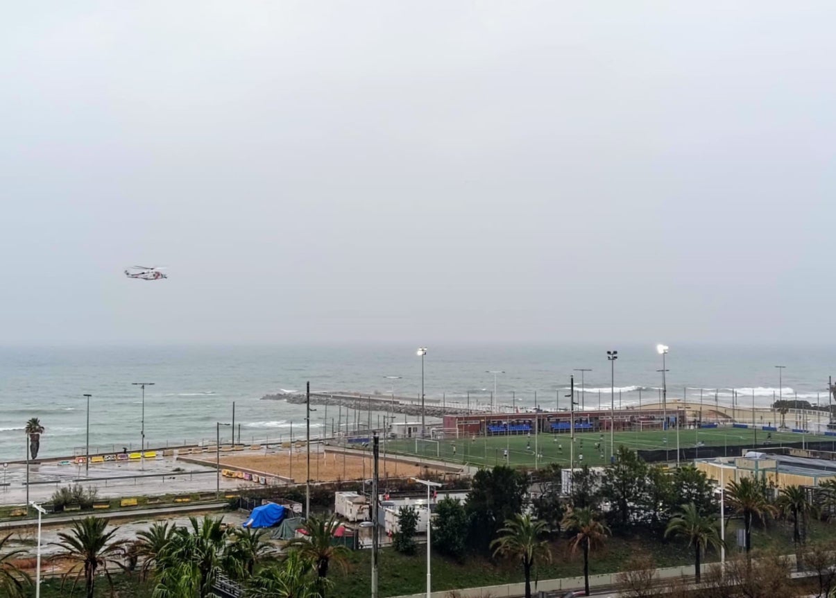 Imatge de la platja de la zona del Fòrum, on Salvament Marítim lidera la cerca d'una persona desapareguda al mar / Cedida