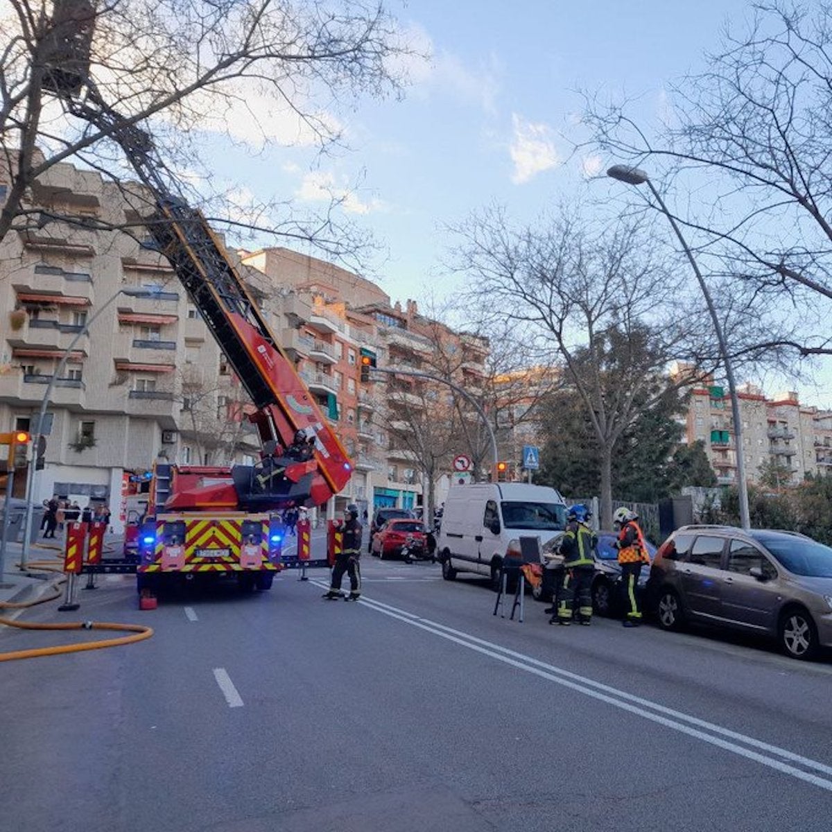 Els Bombers apagant el foc al Baix Guinardó / BOMBERS DE BARCELONA